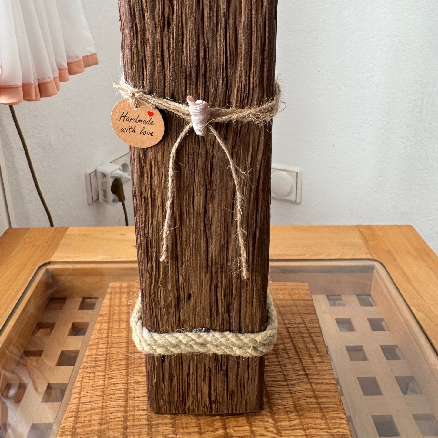 Maritime Holzdeko Treibholz Kerzenhalter auf Tisch im nordischen Wohnraum von Treibholzzauber79