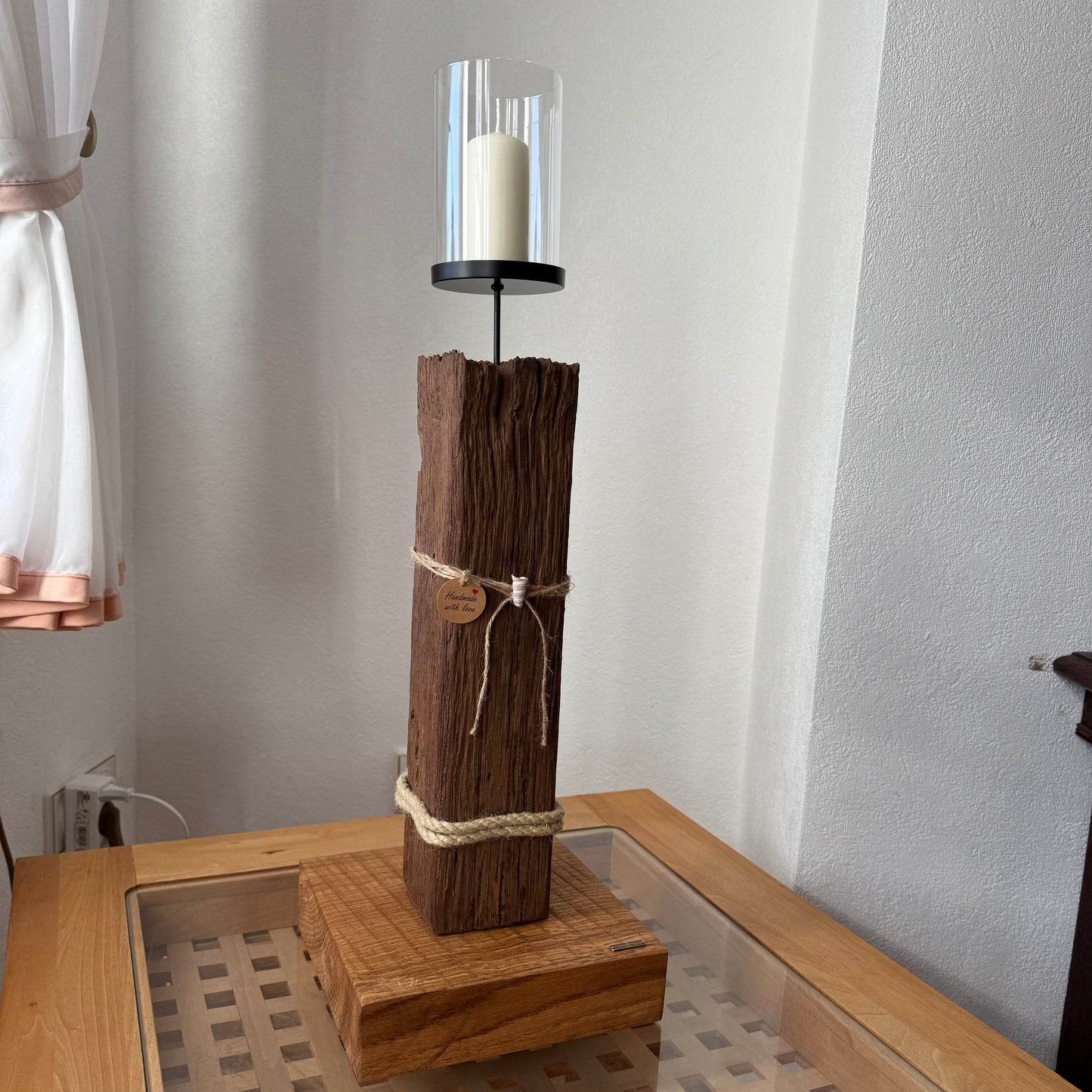Treibholz Kerzenhalter aus Eiche mit Glaszylinder im skandinavischen Wohnzimmer von Treibholzzauber79
