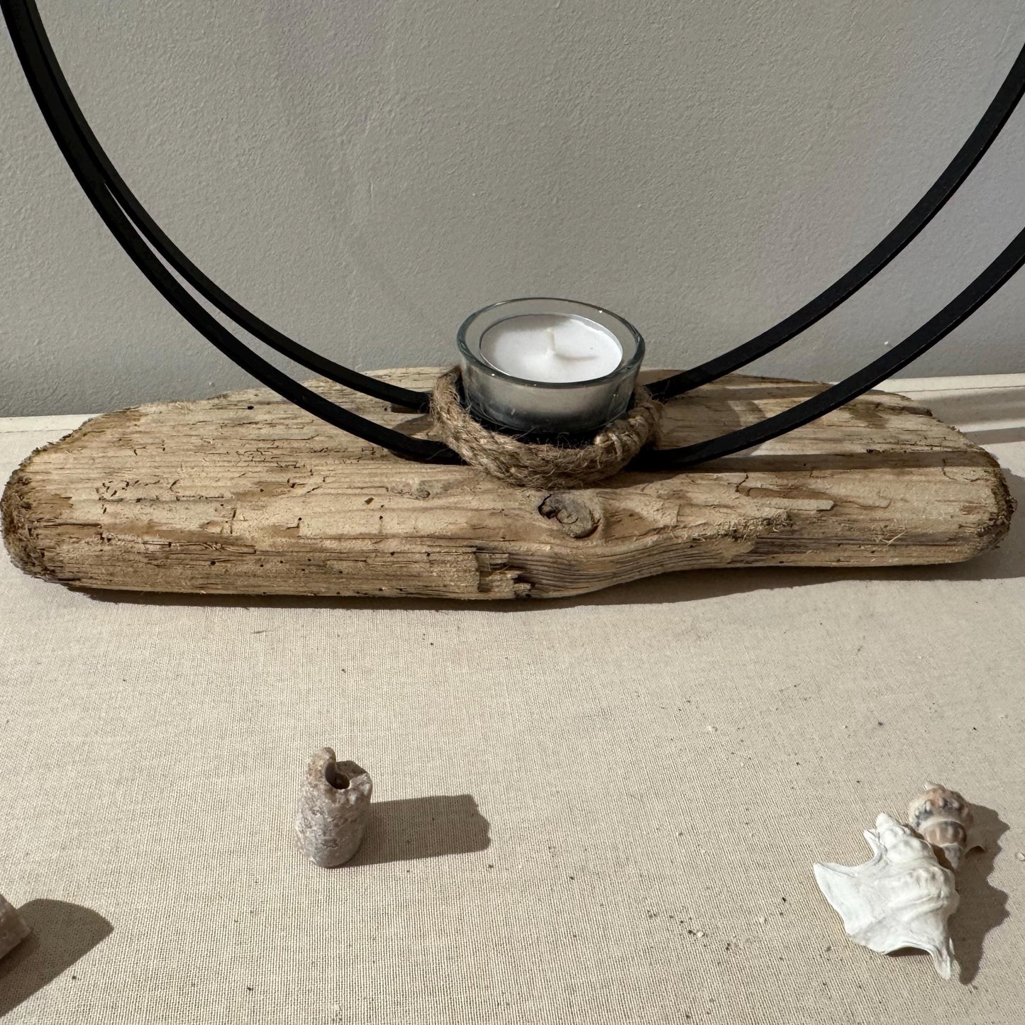 Treibholz Kerzenhalter mit schwarzem Ring auf heller Oberfläche dekoriert von Treibholzzauber79