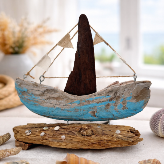 Treibholz Segelboot Deko im hellen skandinavischen Wohnstil, maritime Küstendeko aus Holz mit blauer Patina