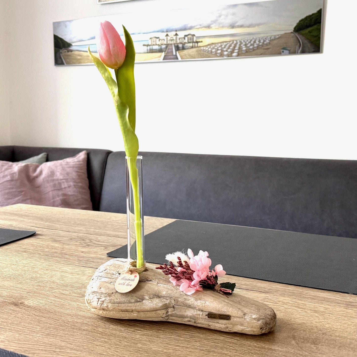 Treibholz Vase mit Reagenzglas auf Holztisch, maritime Deko aus Holz im skandinavischen Stil von Treibholzzauber79