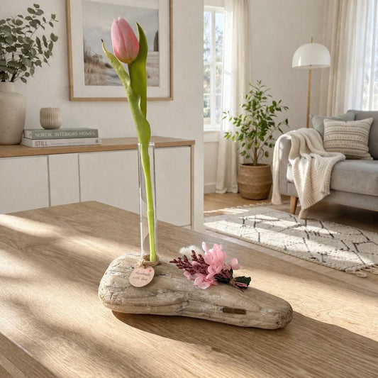 Maritime Treibholz Deko Vase auf Tisch im hellen Wohnraum, minimalistische Küsten Deko von Treibholzzauber79