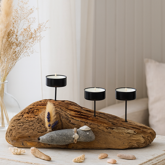 Handgemachter Treibholz Kerzenhalter mit Feuerstein Figur mit drei schwarzen Kerzenhaltern und Fossil in hellem Wohnzimmer