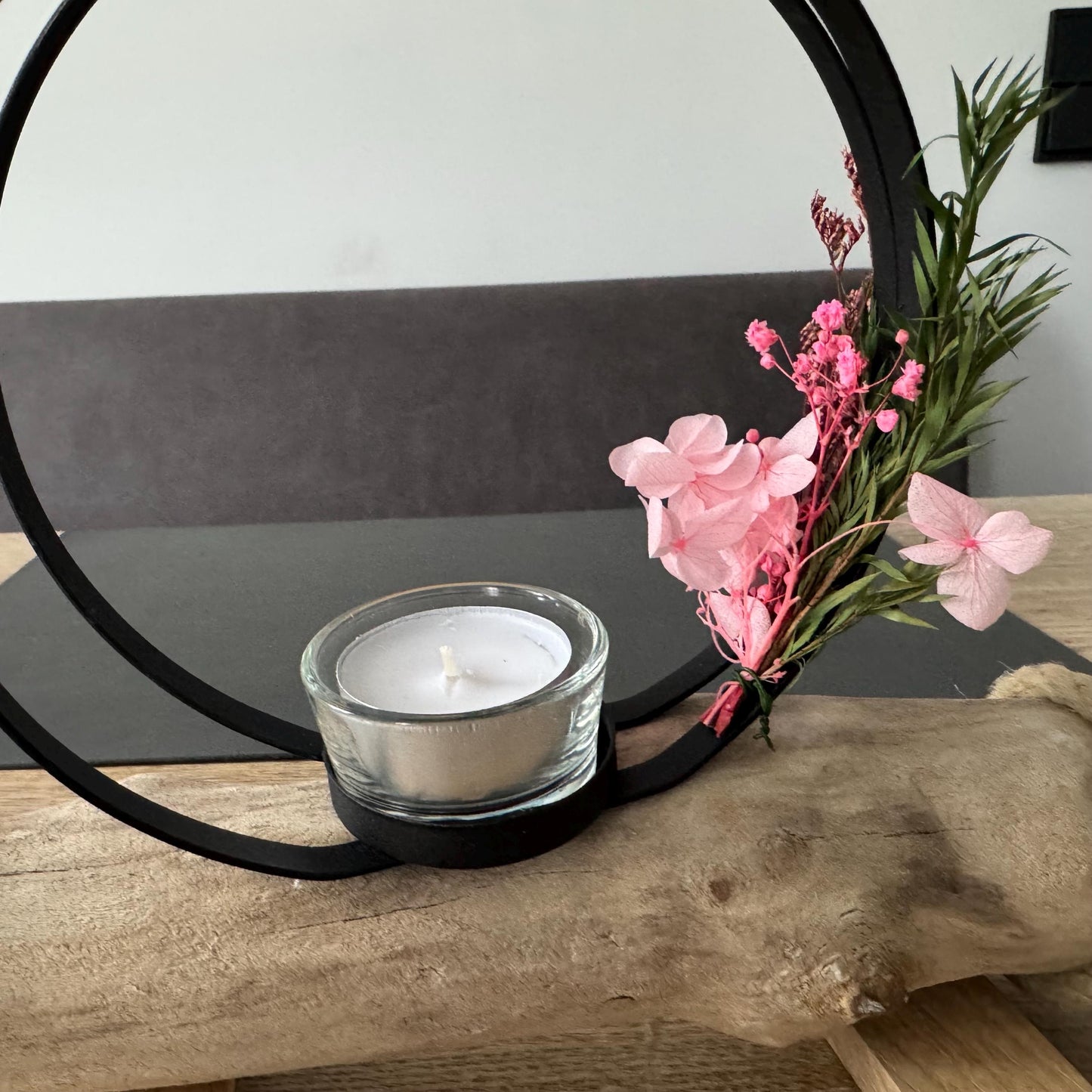 Detailaufnahme vom Metallring mit Trockenblumen an einem handgefertigten Driftwood Kerzenhalter von Treibholzzauber79
