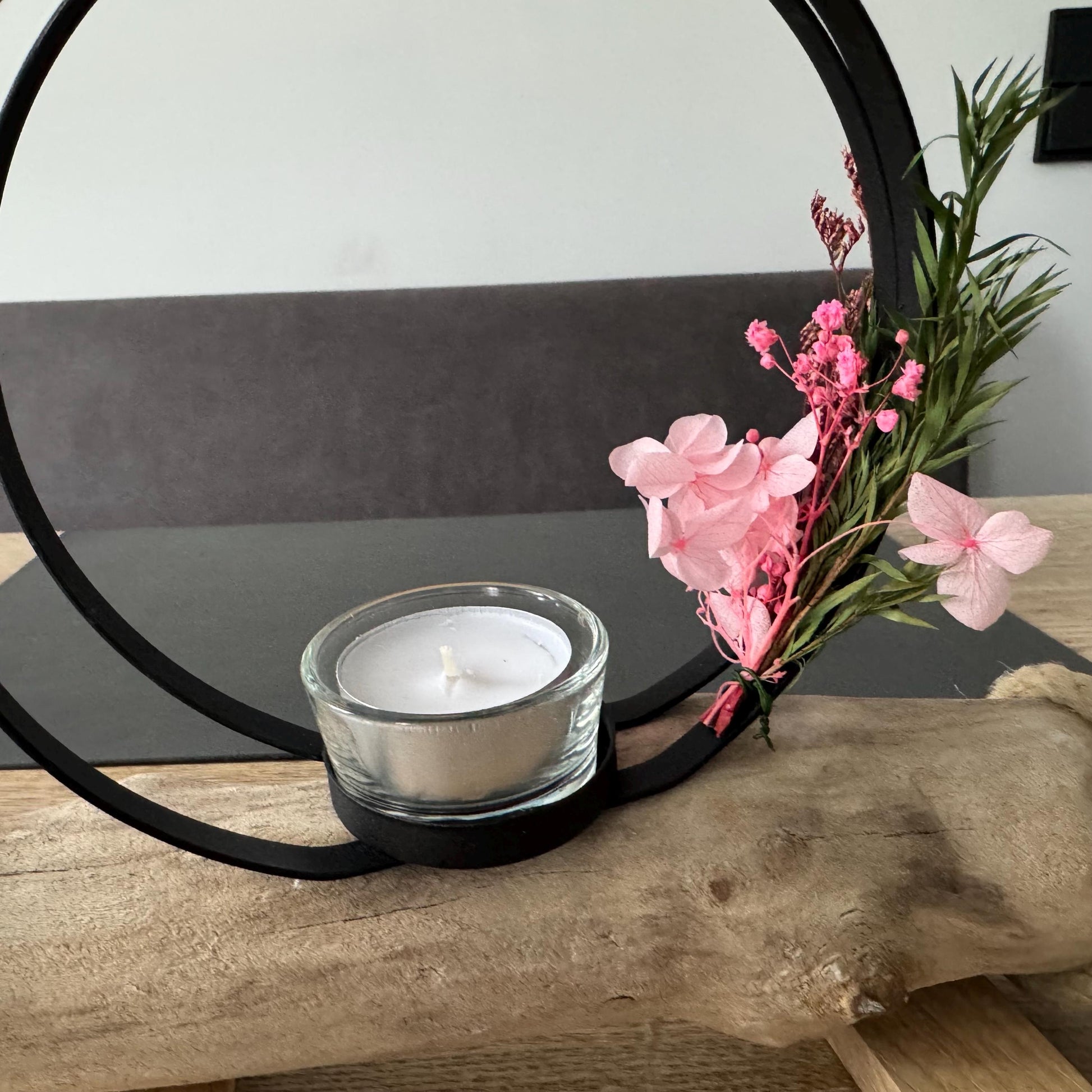 Detailaufnahme vom Metallring mit Trockenblumen an einem handgefertigten Driftwood Kerzenhalter von Treibholzzauber79