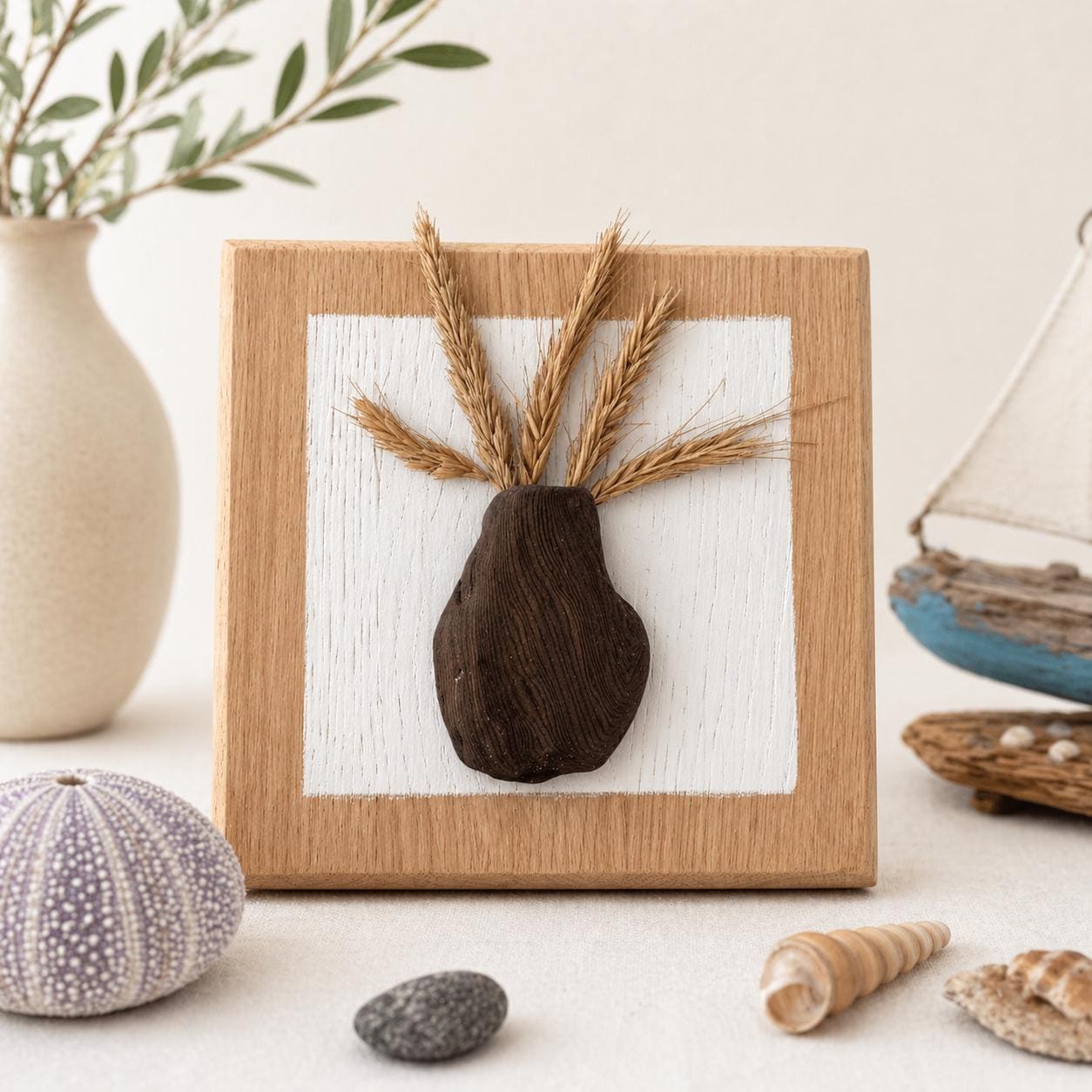 Wandbild aus Treibholz mit Trockenpflanzen auf Eiche, warme nordische Naturdeko