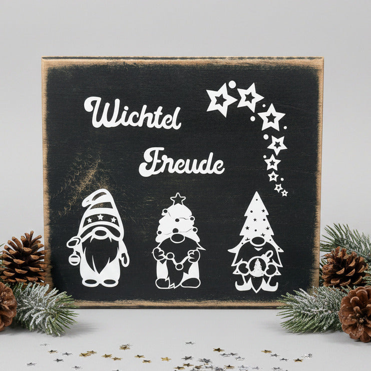 Drei Weihnachtswichtel auf einem Holzschild aus Eiche mit dem Text Wichtel Freude