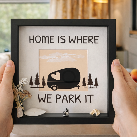 Wohnwagen Bild Home is where we park it im Bilderrahmen, wird in Händen gehalten von Treibholzzauber79
