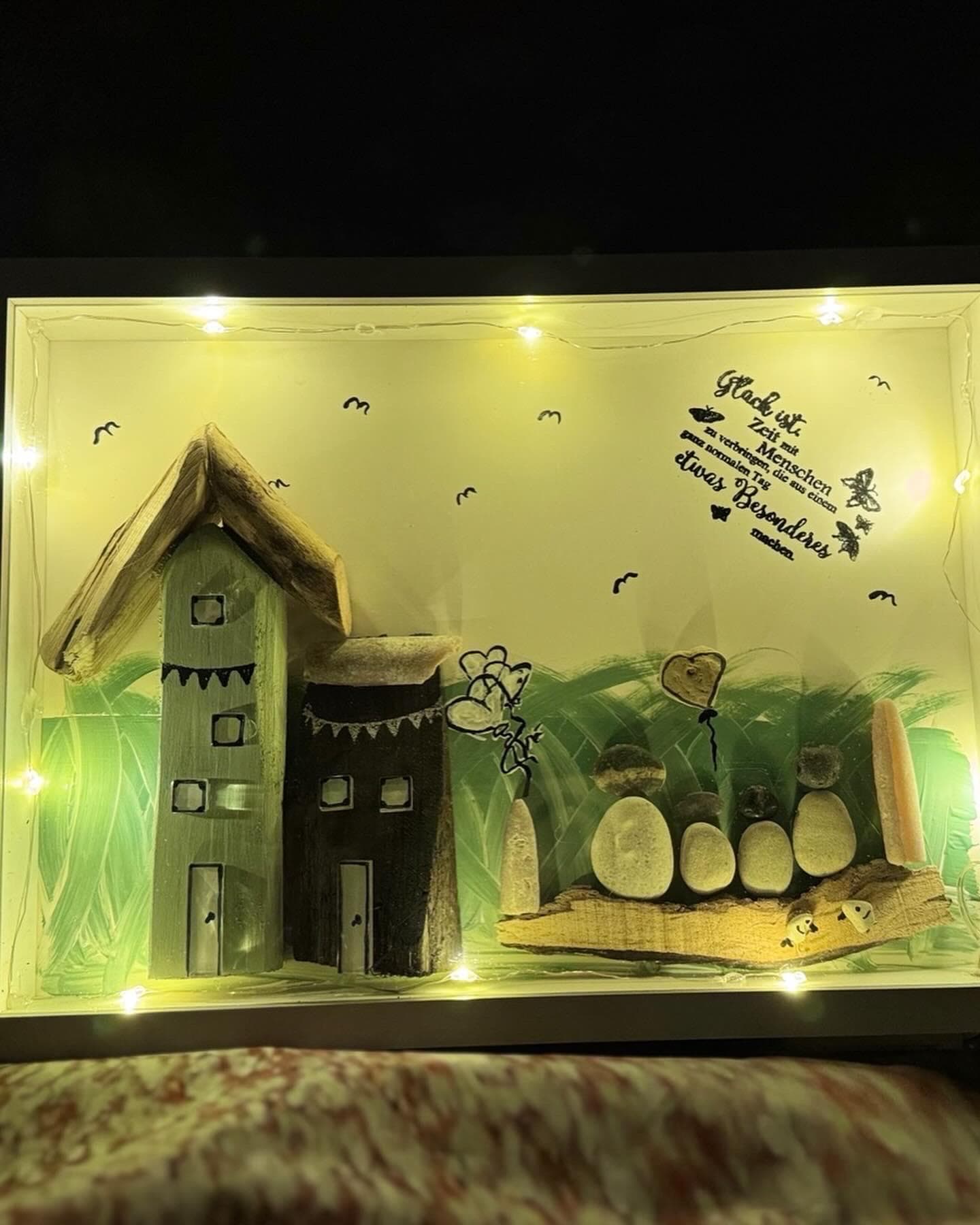 Nahaufnahme von ein handgemachtes Steinbild und Häusern im Rahmen beleuchtete maritime Dekobox von Treibholzzauber79