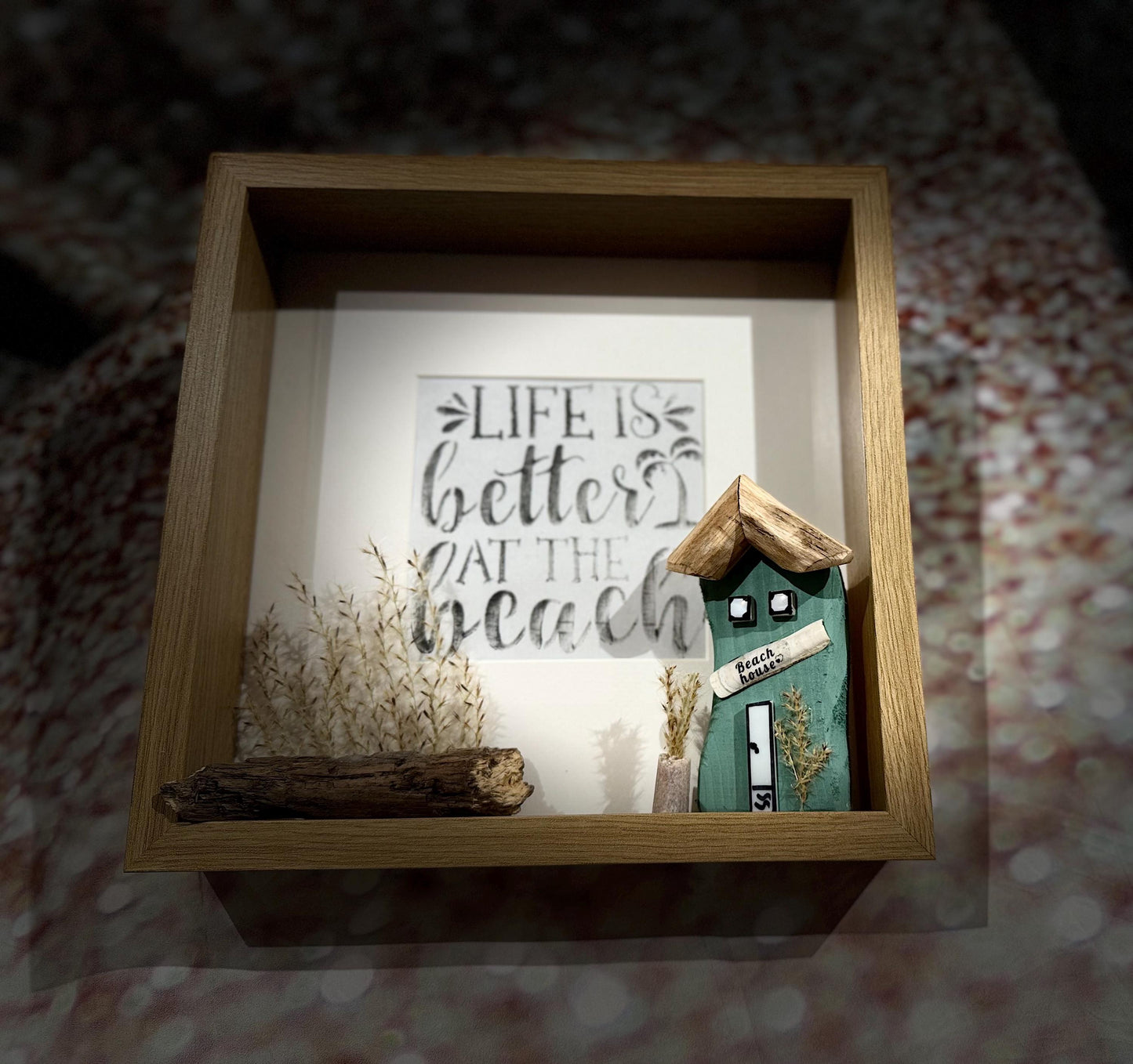 Rahmenbild Life is better at the beach – Maritime Deko mit Strandhaus aus Treibholz | Handgemacht | Handmade aus Acryl