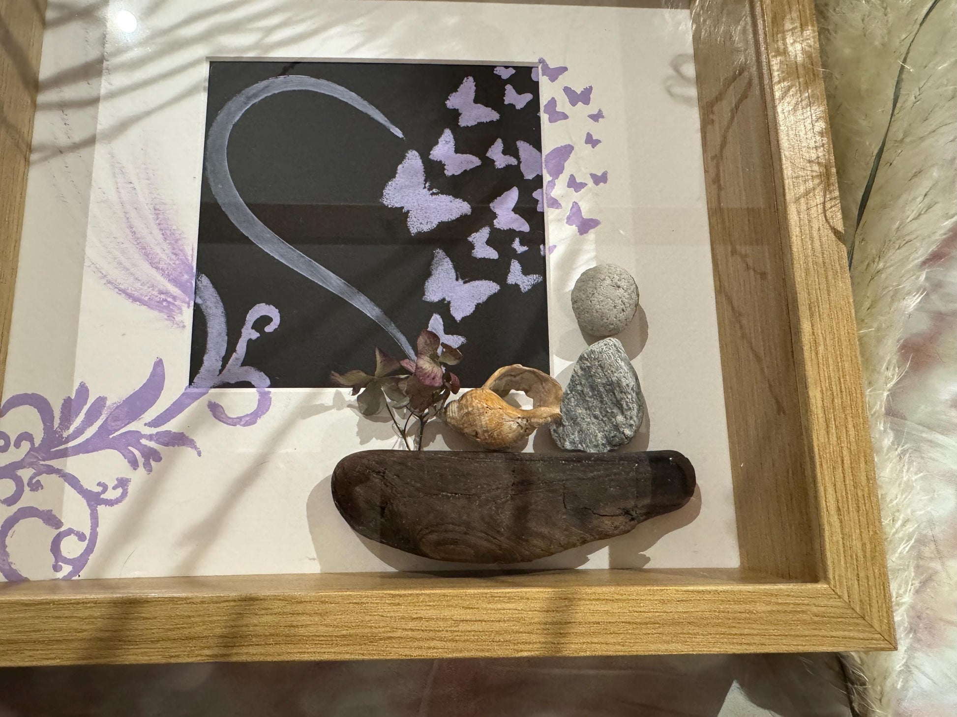 Detailaufnahme Treibholz, Muschel, Trockenblume und Steinfigur im handgemachten Bilderrahmen mit Acrylmotiv