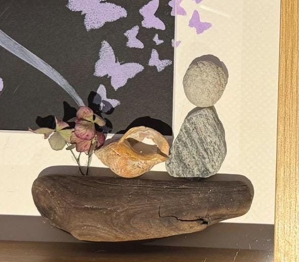 Handgefertigter Shadow-Box-Rahmen mit Schmetterlingsherz und Naturmaterialien in warmem Sonnenlicht von Treibholzzauber79