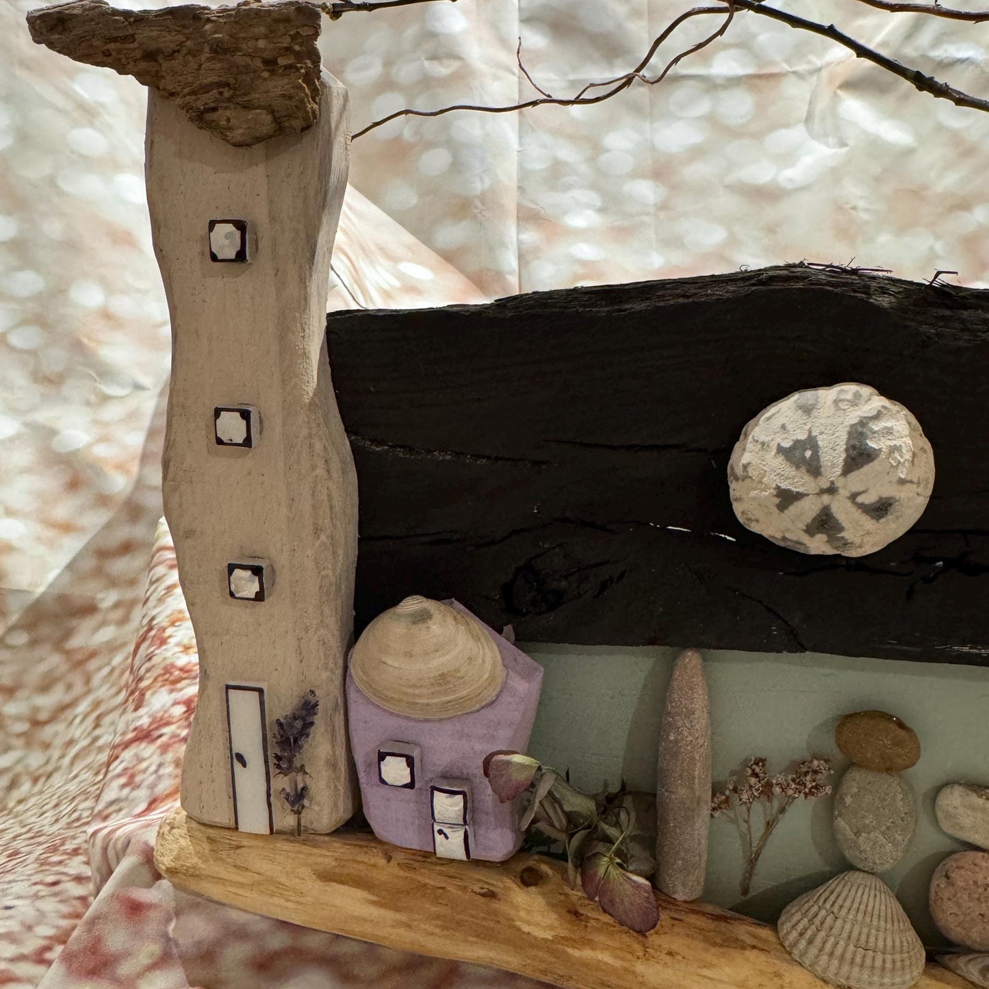 Maritimes Haus aus Treibholz - Handgemachte nordische Deko mit Fossilien aus Dänemark von Treibholzzauber79