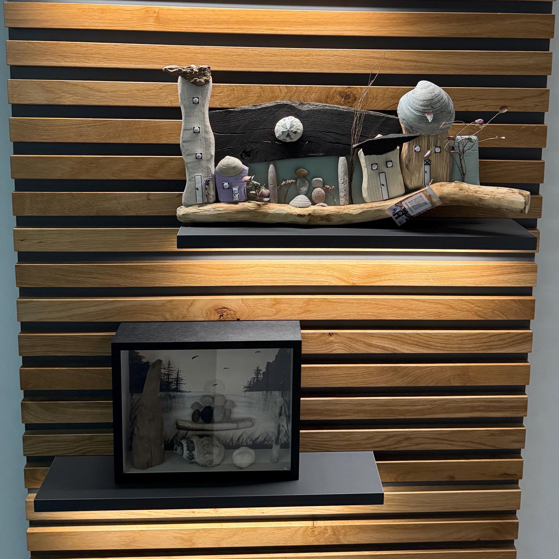 Maritime Häuserzeile aus Treibholz auf Holzpaneelwand dekorativ präsentiert von Treibholzzauber79