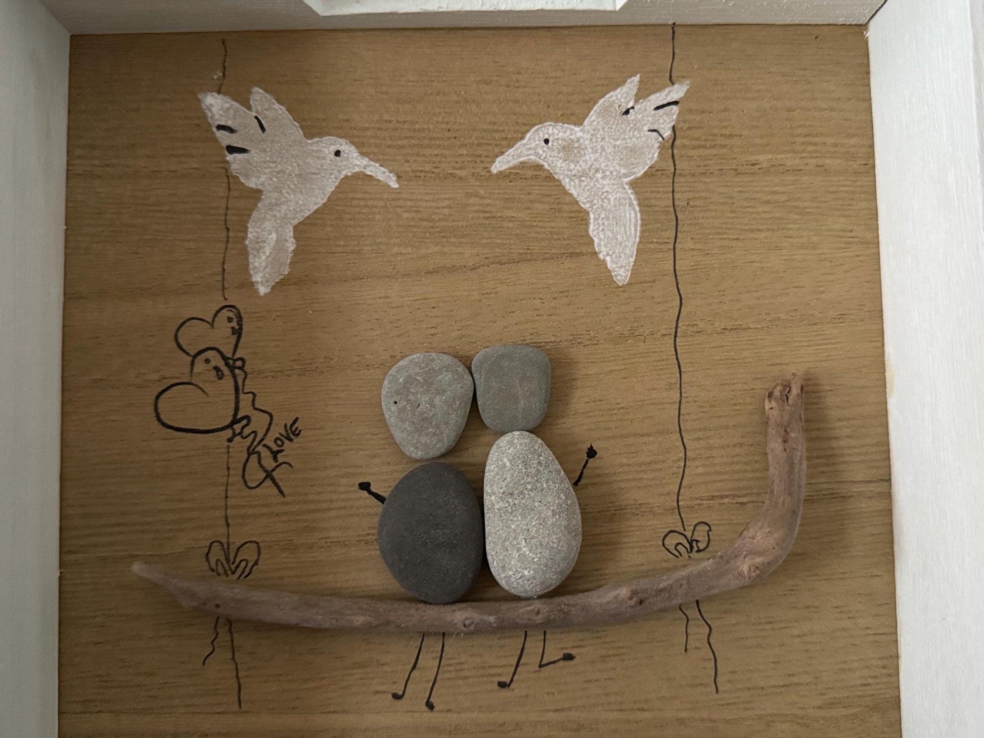 Detailansicht von handgemachtes Steinbild personalisiert im weißen Holzrahmen.
