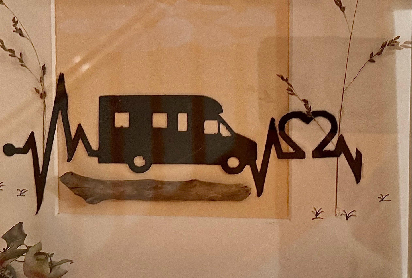 Personalisierter Bilderrahmen mit Wohnmobilmotiv und Steinbild 27 cm, dekoriert mit Treibholz der dänischen Küste.