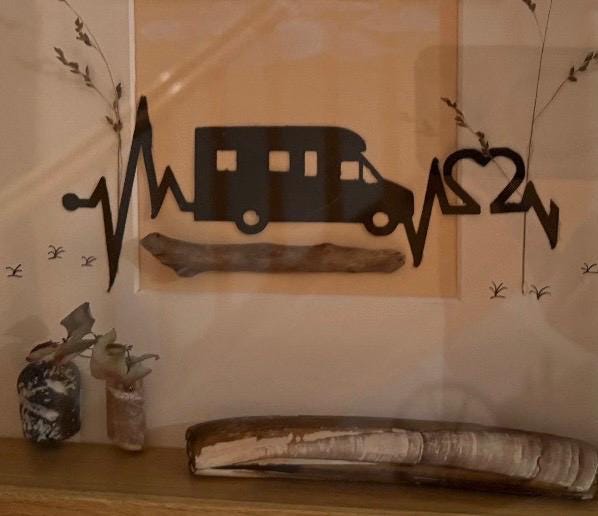Handgemachtes Bilderrahmen-Dekor im Holzrahmen mit Wohnmobil-Motiv, Driftwood, dem Schriftzug „Auf zur Rente!“