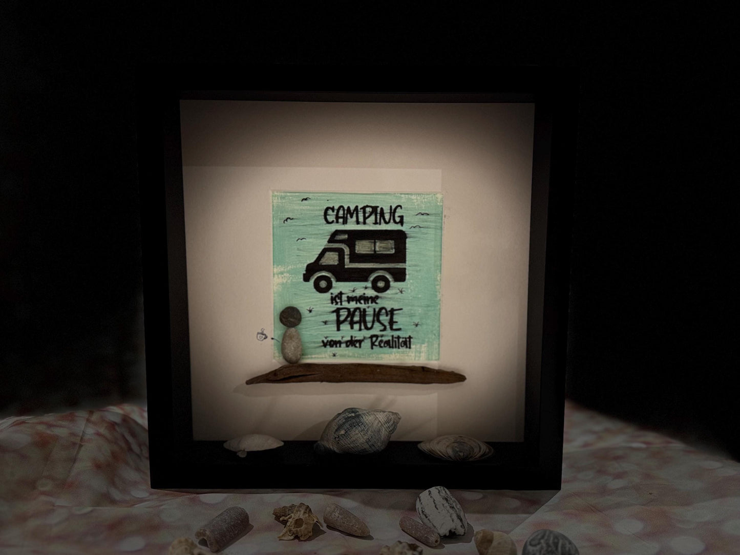 Camper Geschenk handgemacht – personalisiertes Steinbild im 3D-Rahmen mit Ostsee-Strandfunden