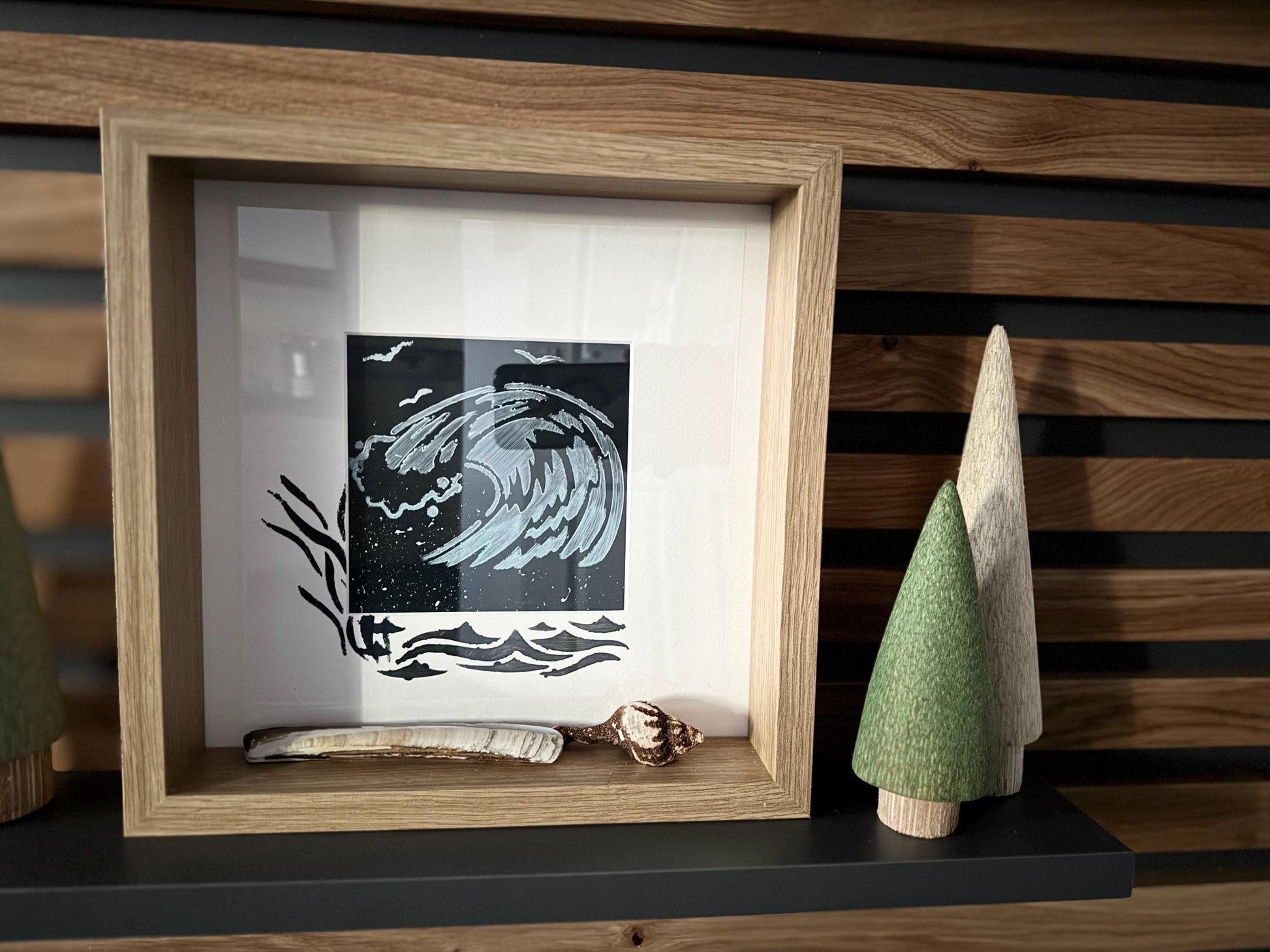 Gerahmter Kunstdruck mit einem stilisierten Wellendesign in Schwarz und Hellblau von Treibholzzauber79