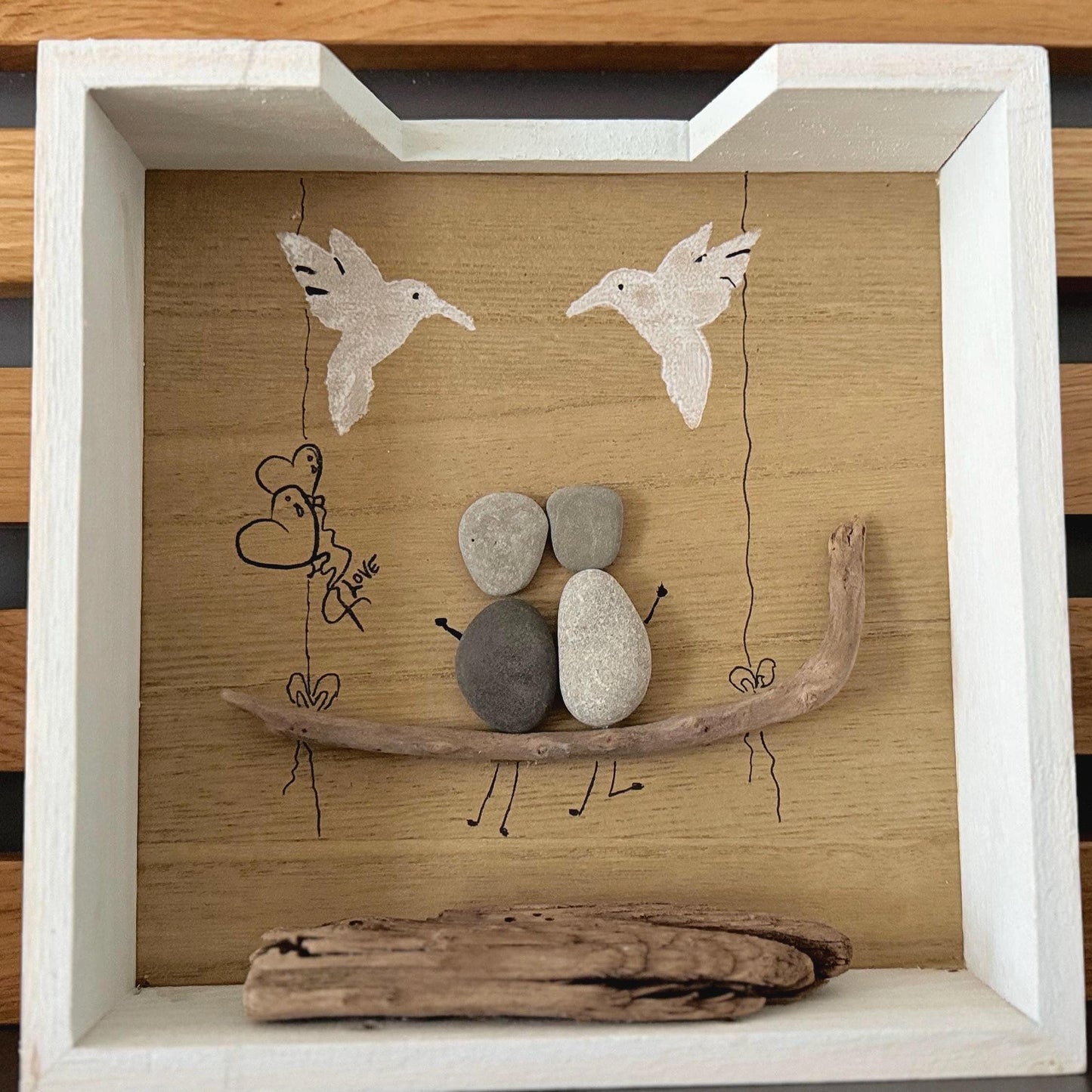 Steinbild personalisiert 20 x 20 cm aus Strandsteinen und Treibholz - maritime Wanddeko im Shabby Chic.