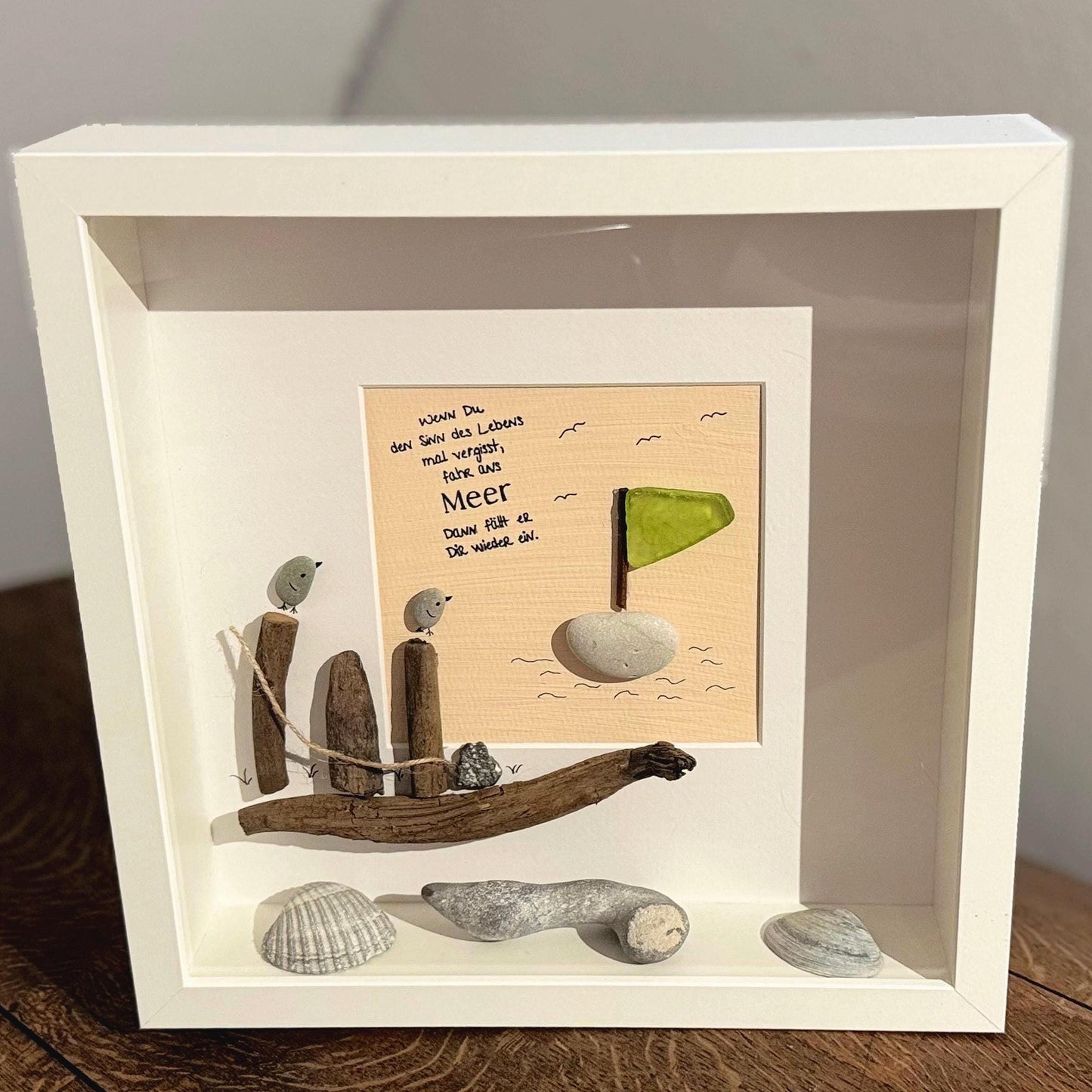Treibholz Bilderrahmen mit maritimem Spruch, Steinen, Muscheln und Segelmotiv als skandinavische Wanddeko im Wohnraum