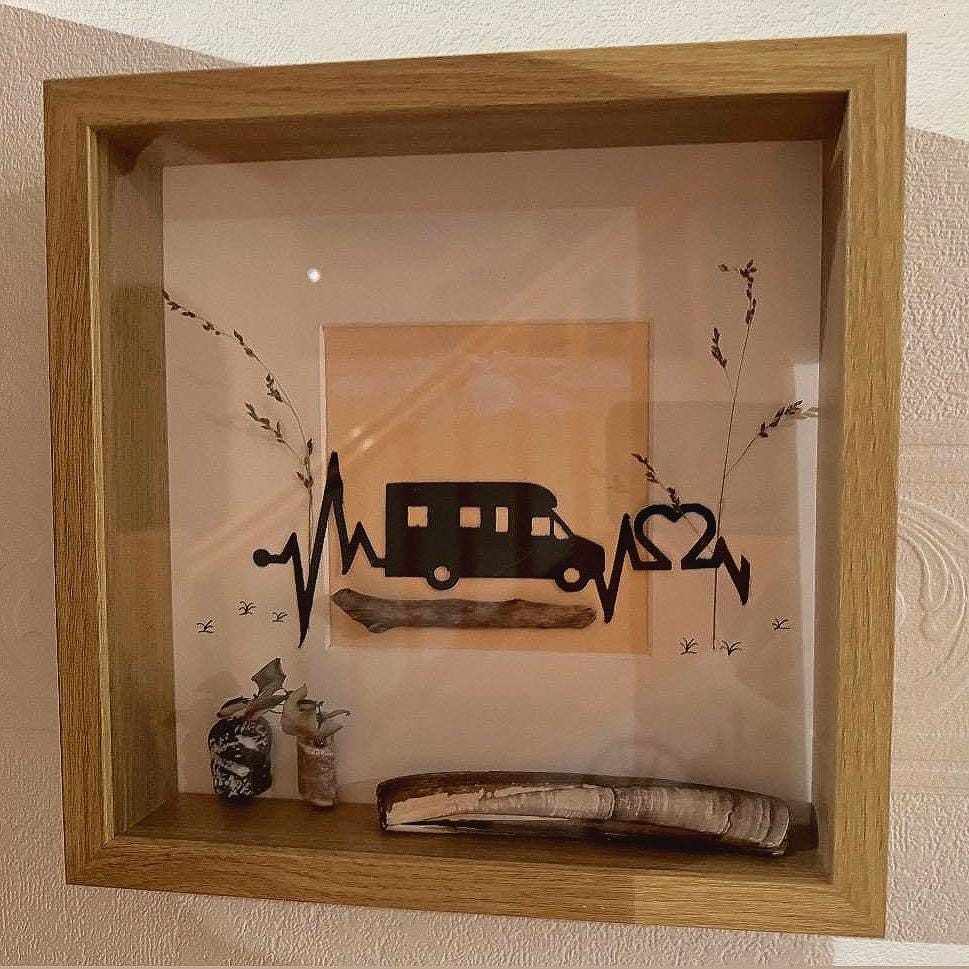 Handgemachtes Bilderrahmen-Dekor im Holzrahmen mit Wohnmobil-Motiv, Driftwood, dem Schriftzug „Auf zur Rente!“