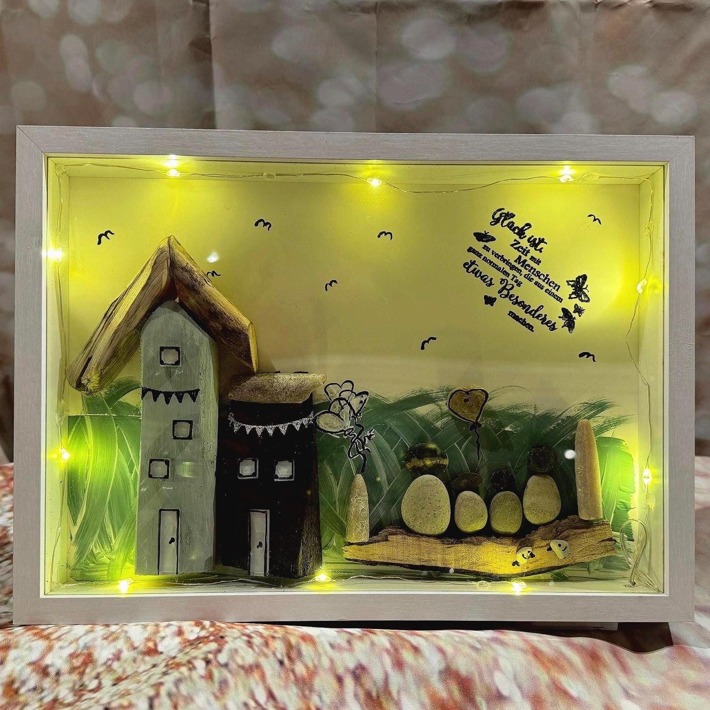 Schattenbox-Diorama mit einer Miniatur-Strandszene von Treibholzzauber79