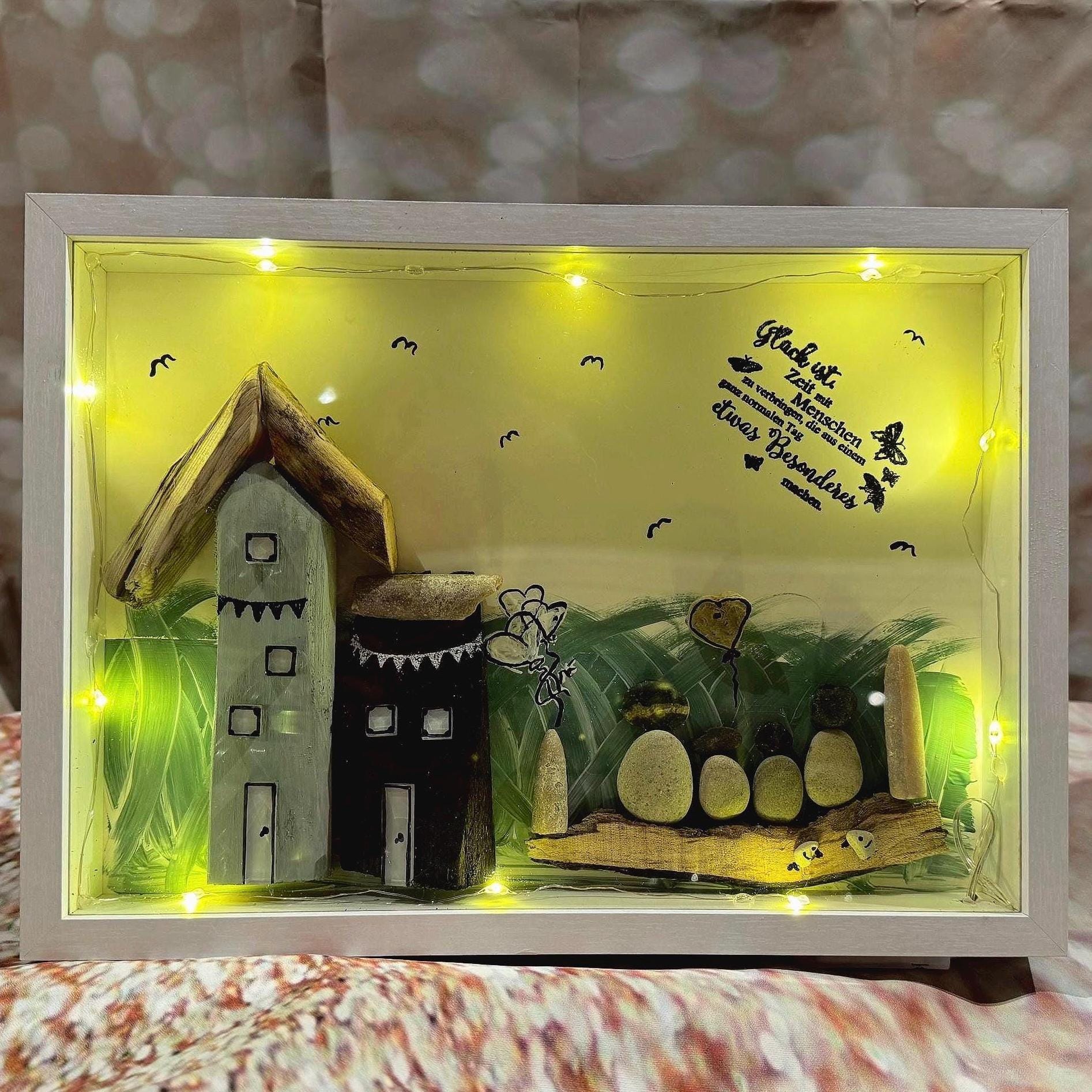 Schattenbox-Diorama mit einer Miniatur-Strandszene von Treibholzzauber79