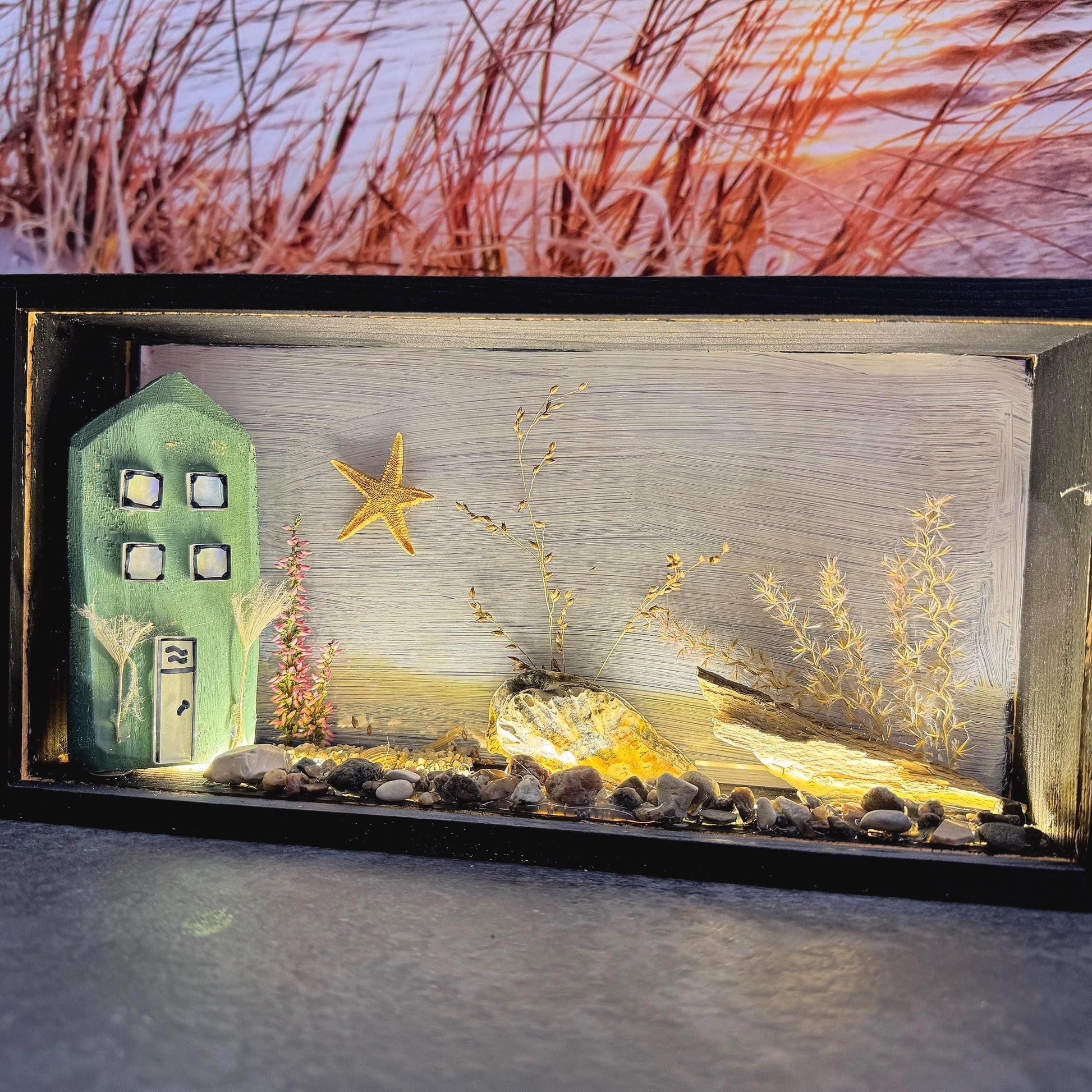 Beleuchtete Maritime Deko im Rahmen 30x10x25 cm – Handgemachte Küstenszene mit USB-Licht | Handmade von Treibholzzauber79