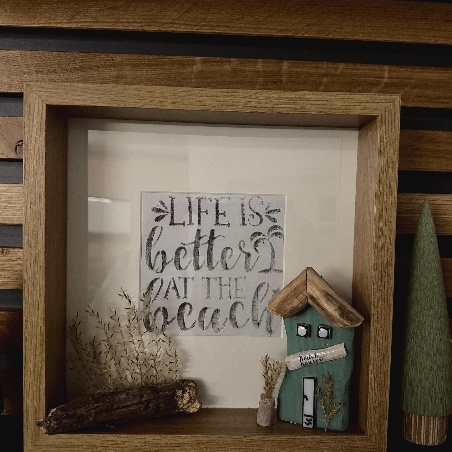 Rahmenbild Life is better at the beach – Maritime Deko mit Strandhaus aus Treibholz | Handgemacht | Handmade aus Acryl