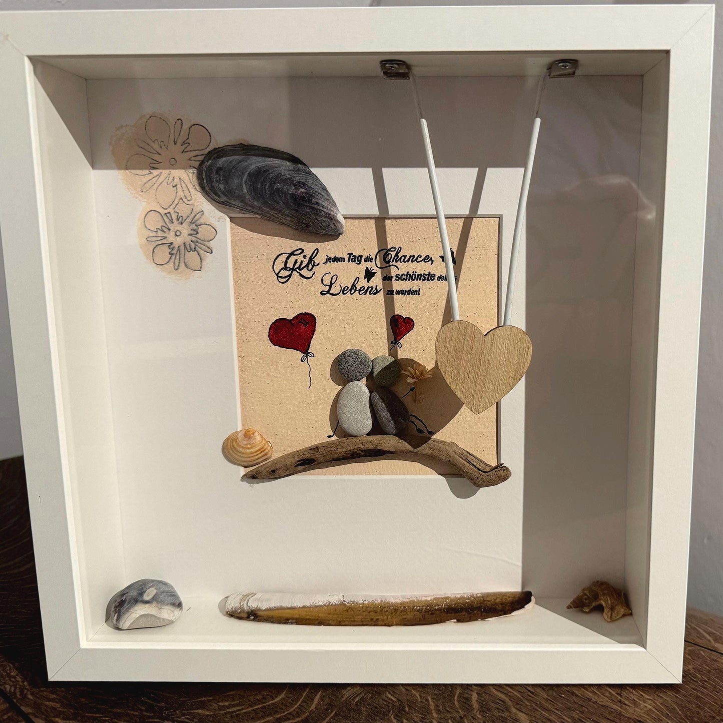 Handgemachtes Steinbild Paar im weißen Schattenrahmen mit Muscheln, Treibholz und maritimem Liebesmotiv