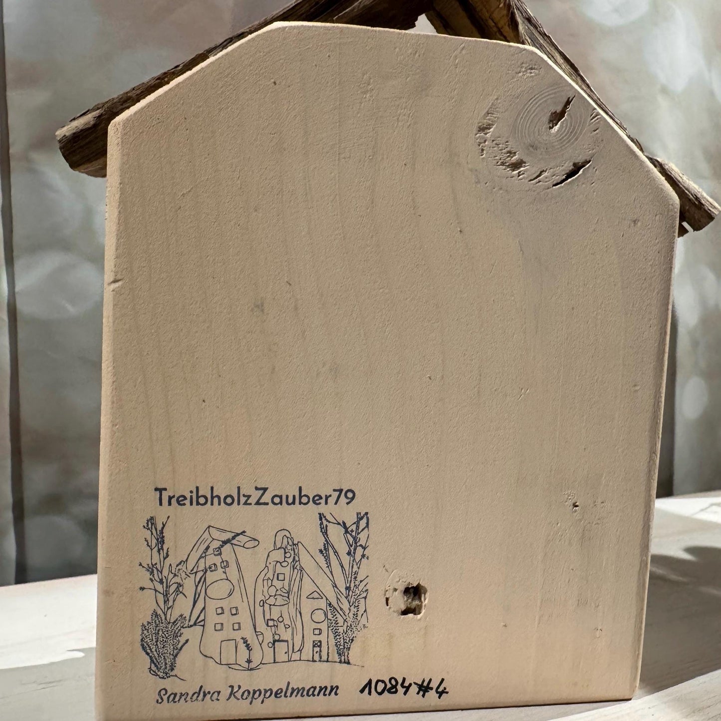 Ein kleines, helles Holzhaus aus Holz mit einem Dach aus Naturholz von Treibholzzauber79