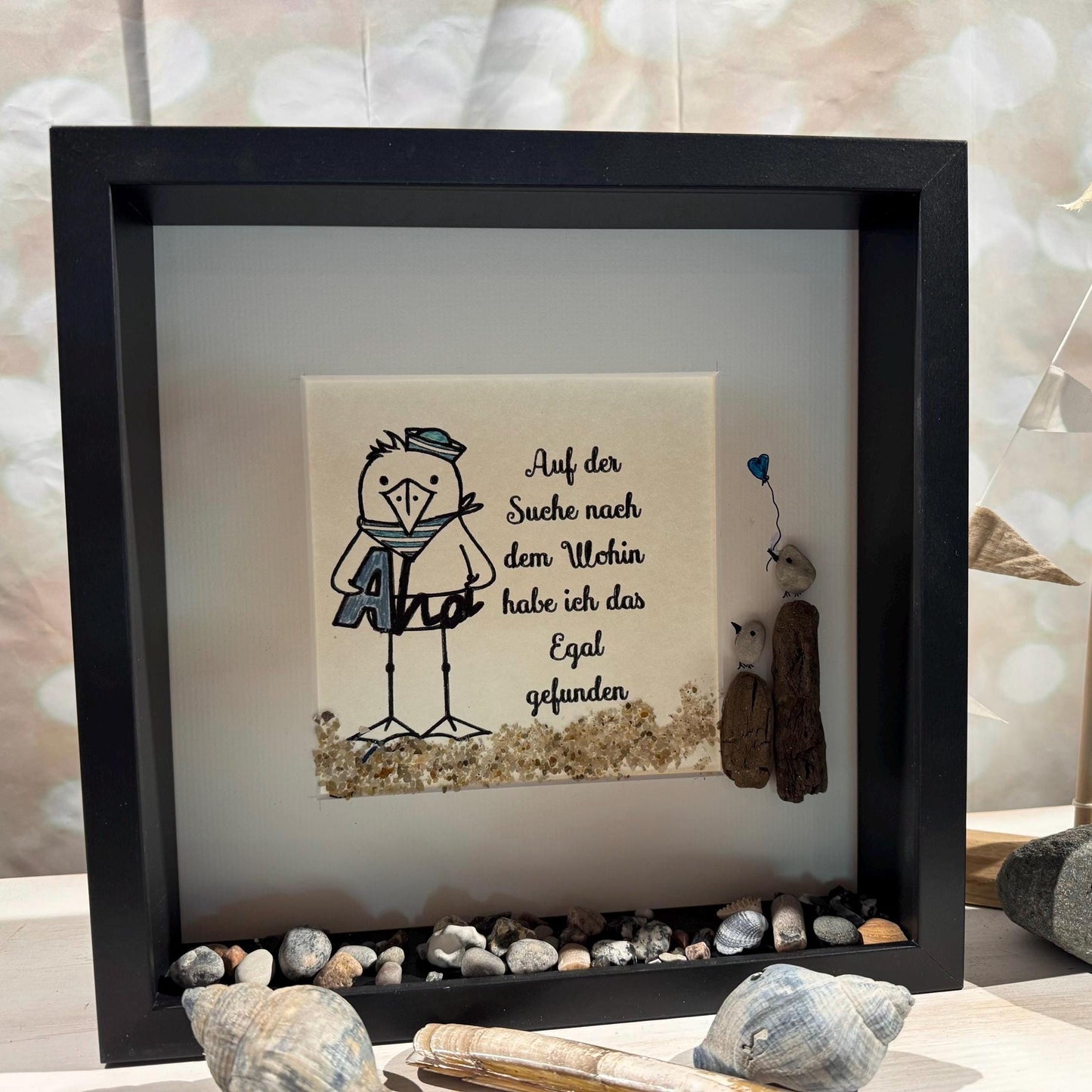 Gerahmtes Kunstwerk mit einem schwarzen Rahmen, das eine Illustration eines Vogels mit Matrosenmütze zeigt.