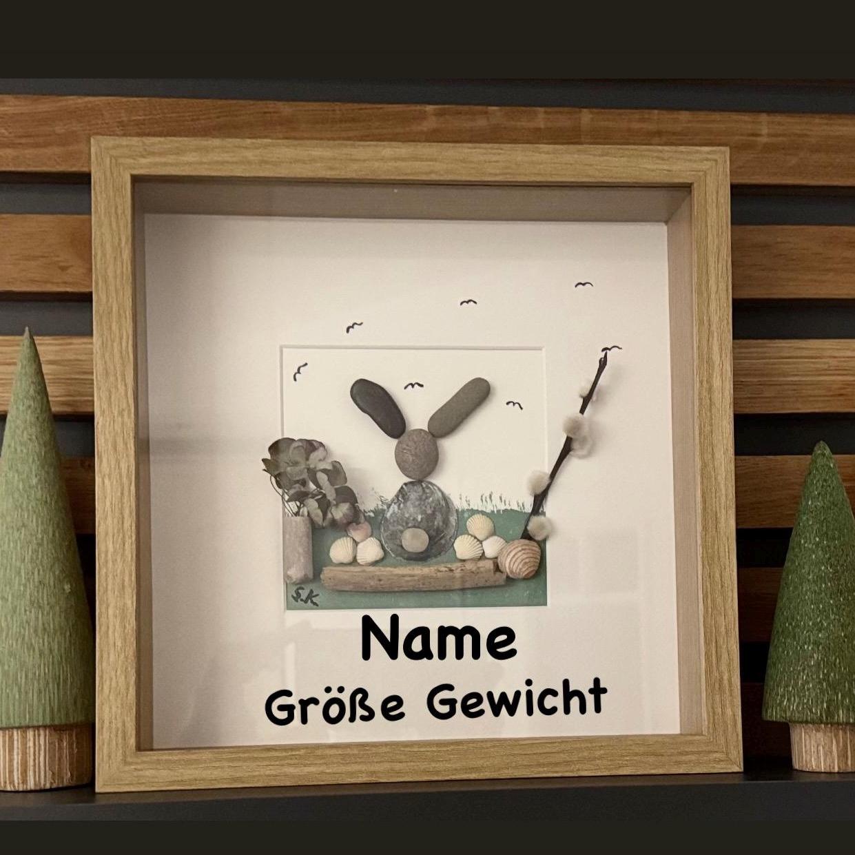 Steinbild als Geschenk zur Geburt oder zum Einzug, dekorativ präsentiert im nordischen Wohnzimmer von Treibholzzauber79