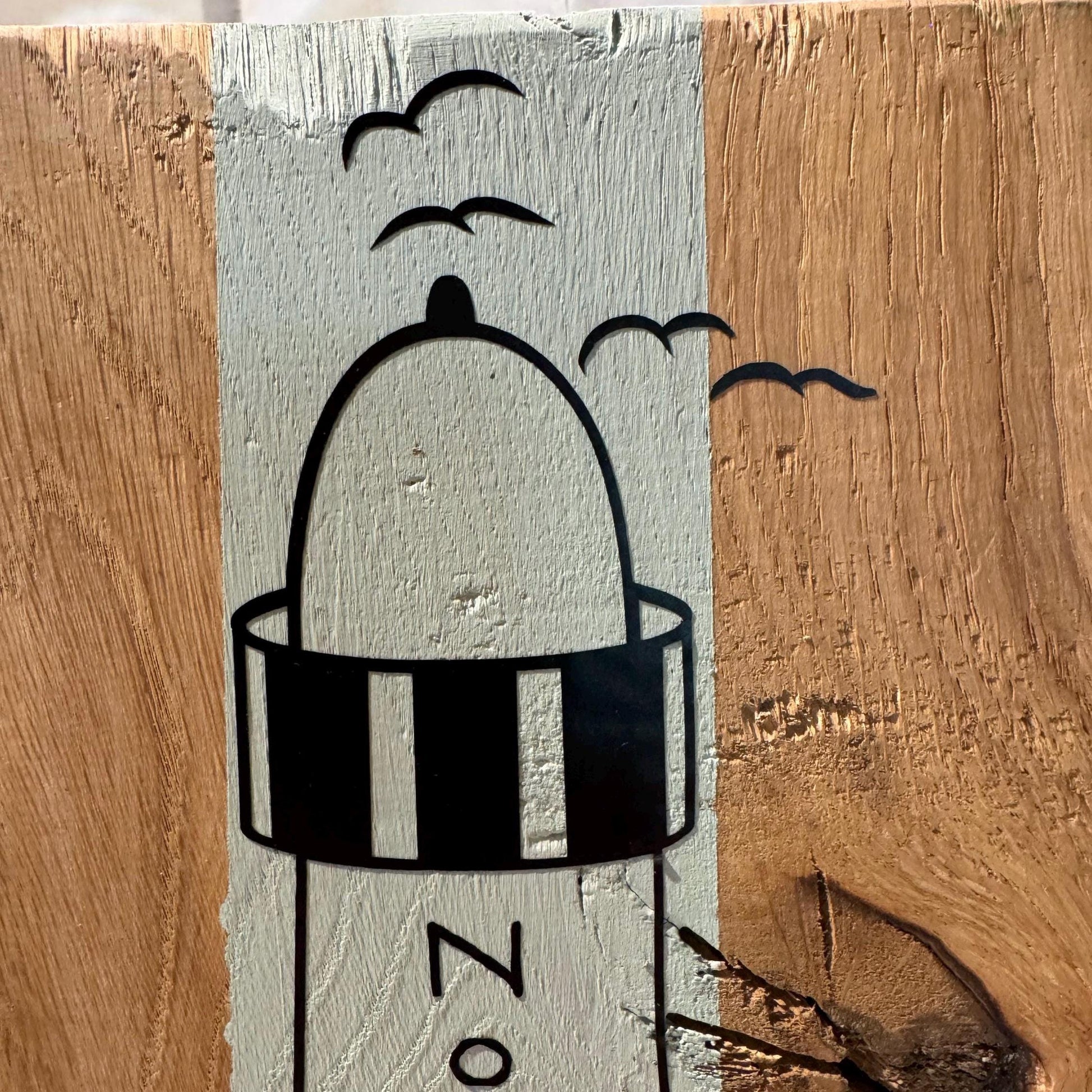 Detail Leuchtturm Motiv Nordlicht auf massivem Eichenholz mit natürlicher Maserung und Aststruktur von Treibholzzauber79