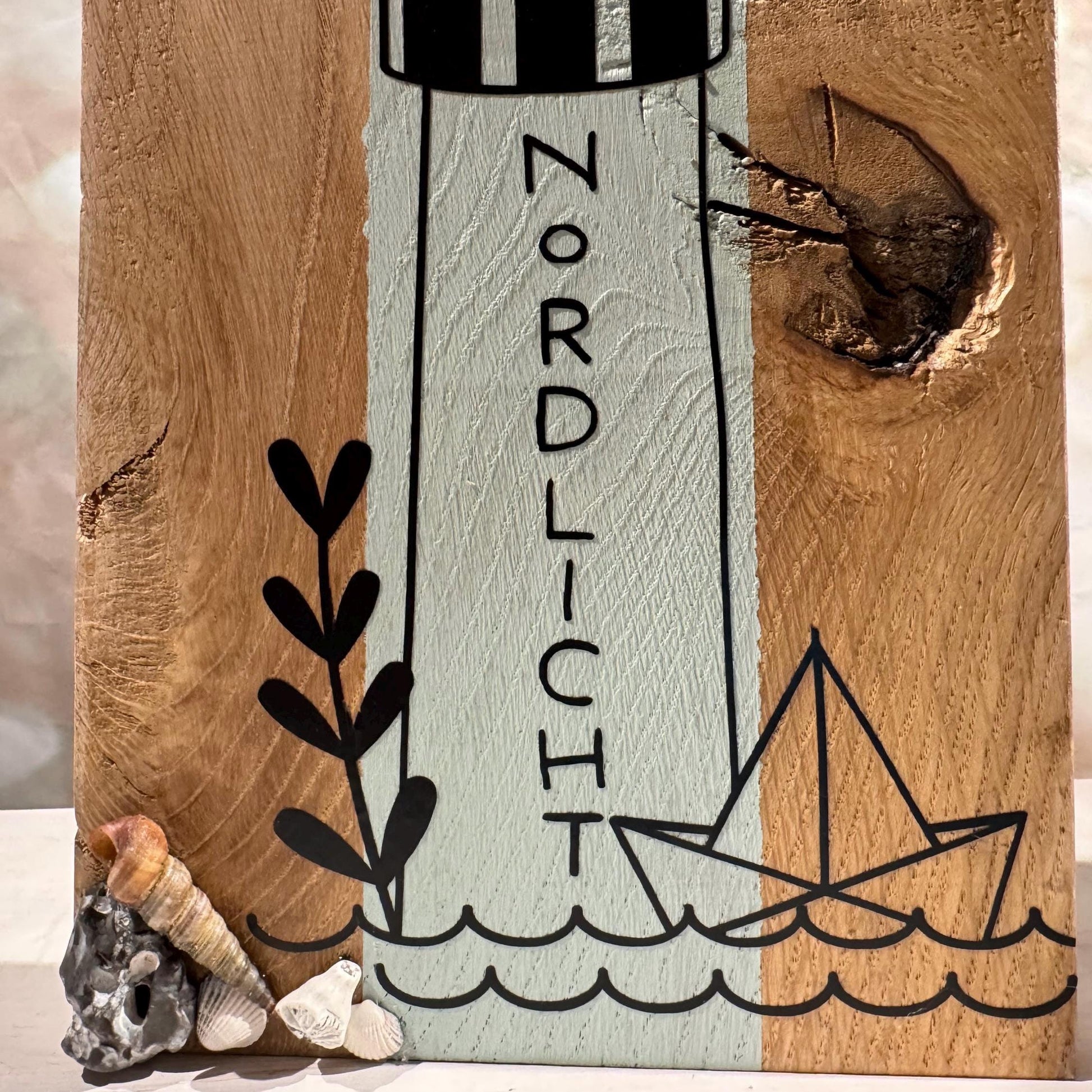 Unterer Bereich Leuchtturm Holzbild mit Boot Motiv, Wellenlinie und Strandfunden auf Eichenholz von Treibholzzauber79