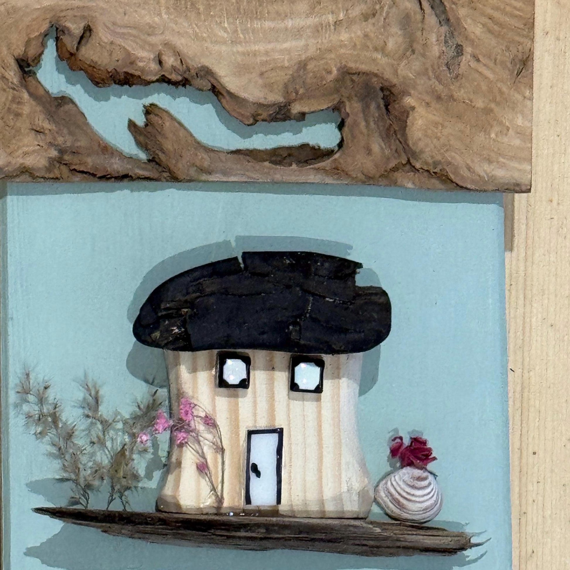 Detailansicht der Treibholz Häuser mit Muscheln und Donnerkeilen – handgemachte maritime Wanddeko von Treibholzzauber79