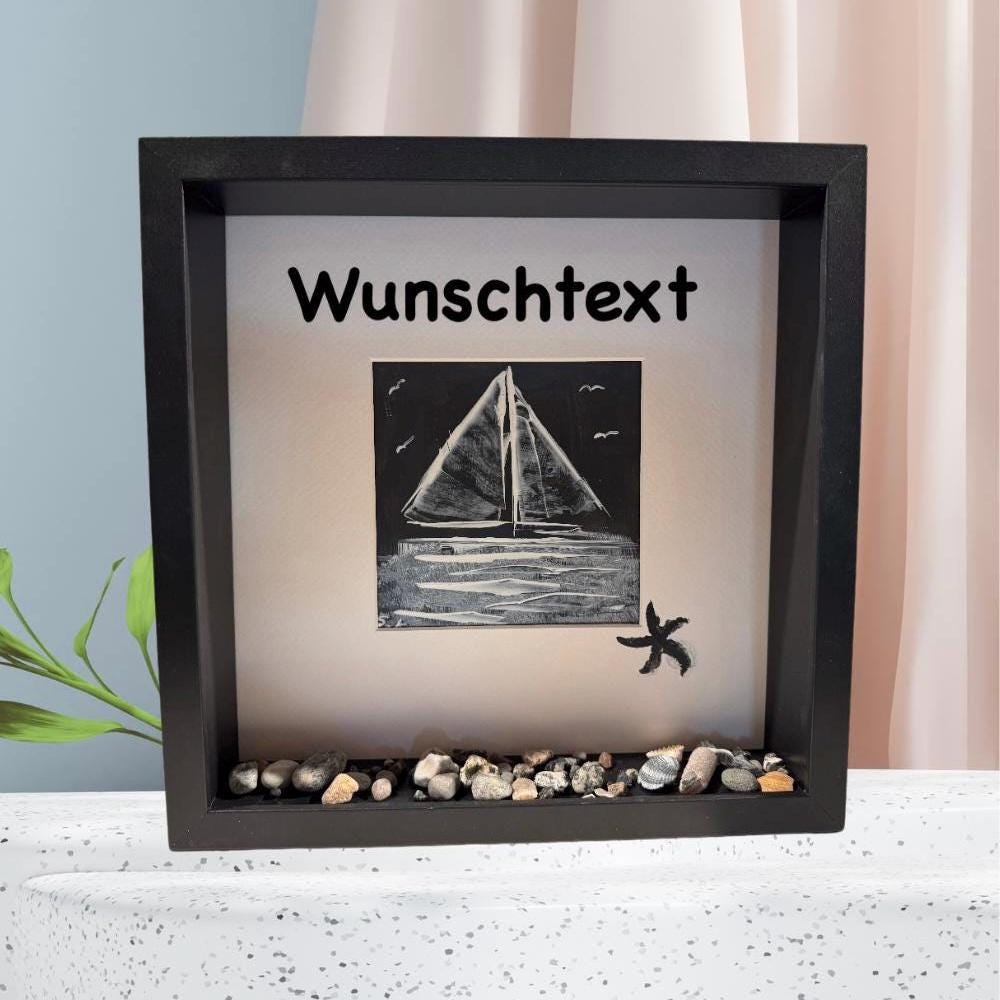Maritimes Wandbild im Holzrahmen, Segelbootmotiv mit Muschel von Treibholzzauber79
