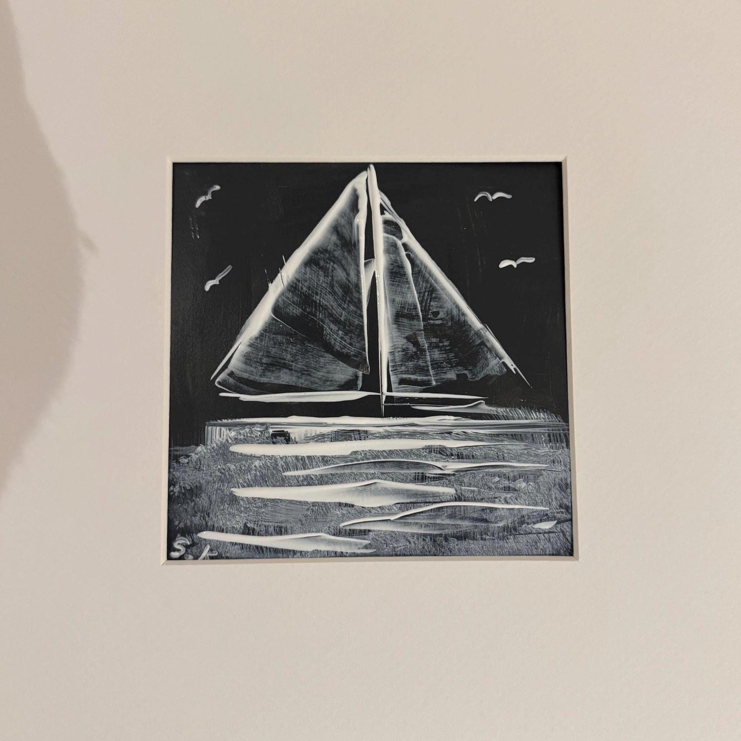 Detailaufnahme vom handgemaltem Seegelboot als Wandbild im Holzrahmen von Treibholzzauber79