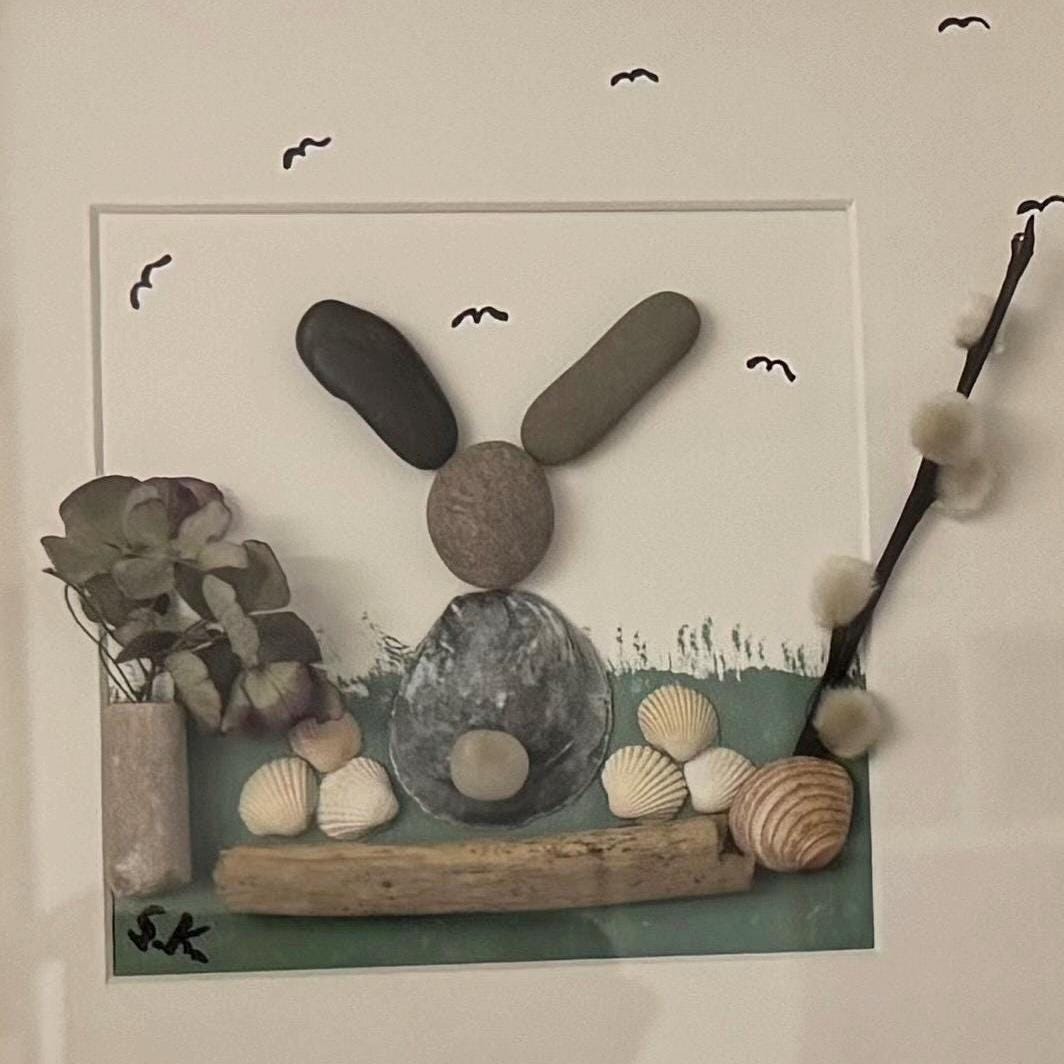 Nahaufnahme der Naturmaterialien: Strandsteine, Muschel, Donnerkeil, Treibholz und Naturzweige von Treibholzzauber79