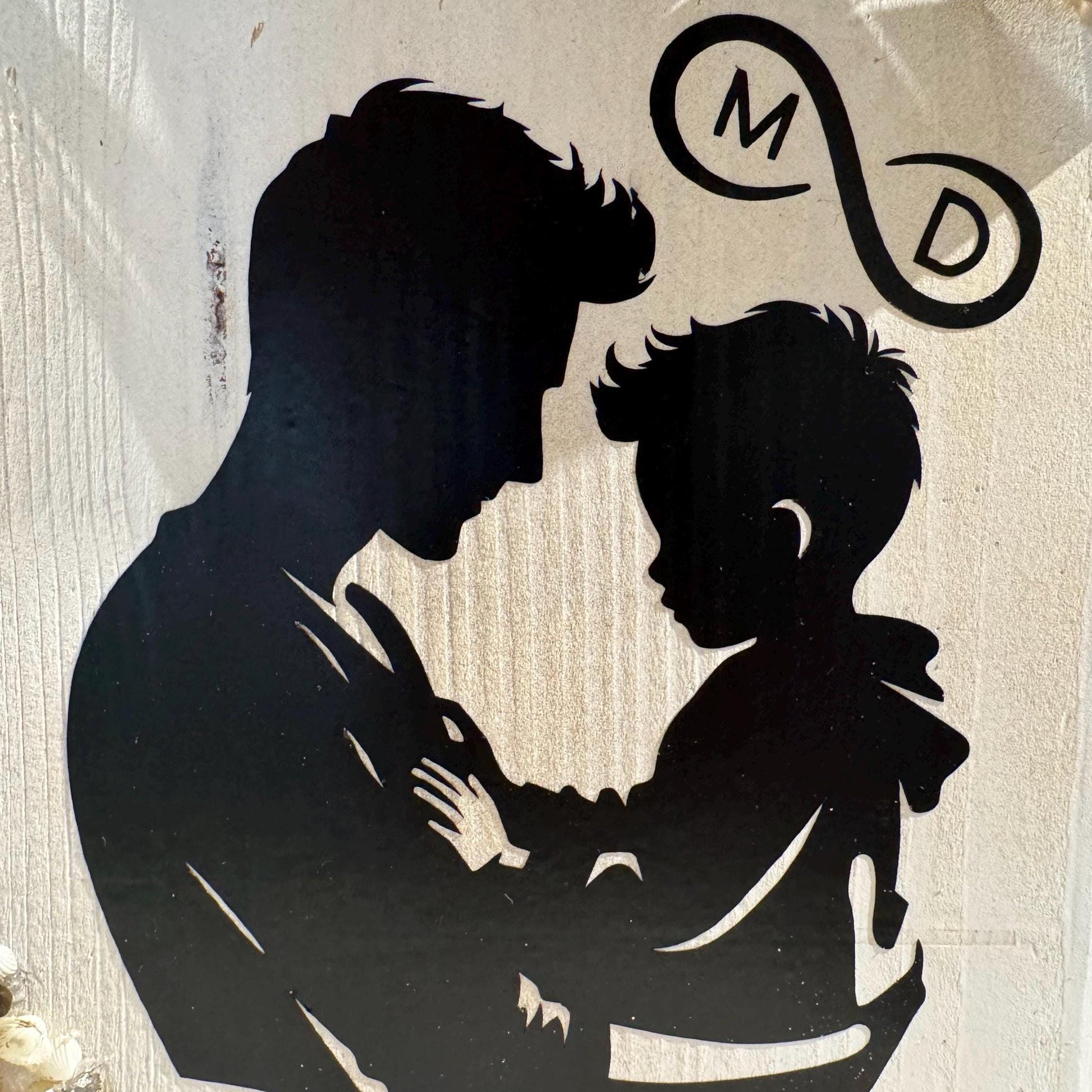Personalisierbares Holzhaus mit Vater-und-Sohn Silhouette, Initialen und Treibholz-Dach - maritime Dekoration