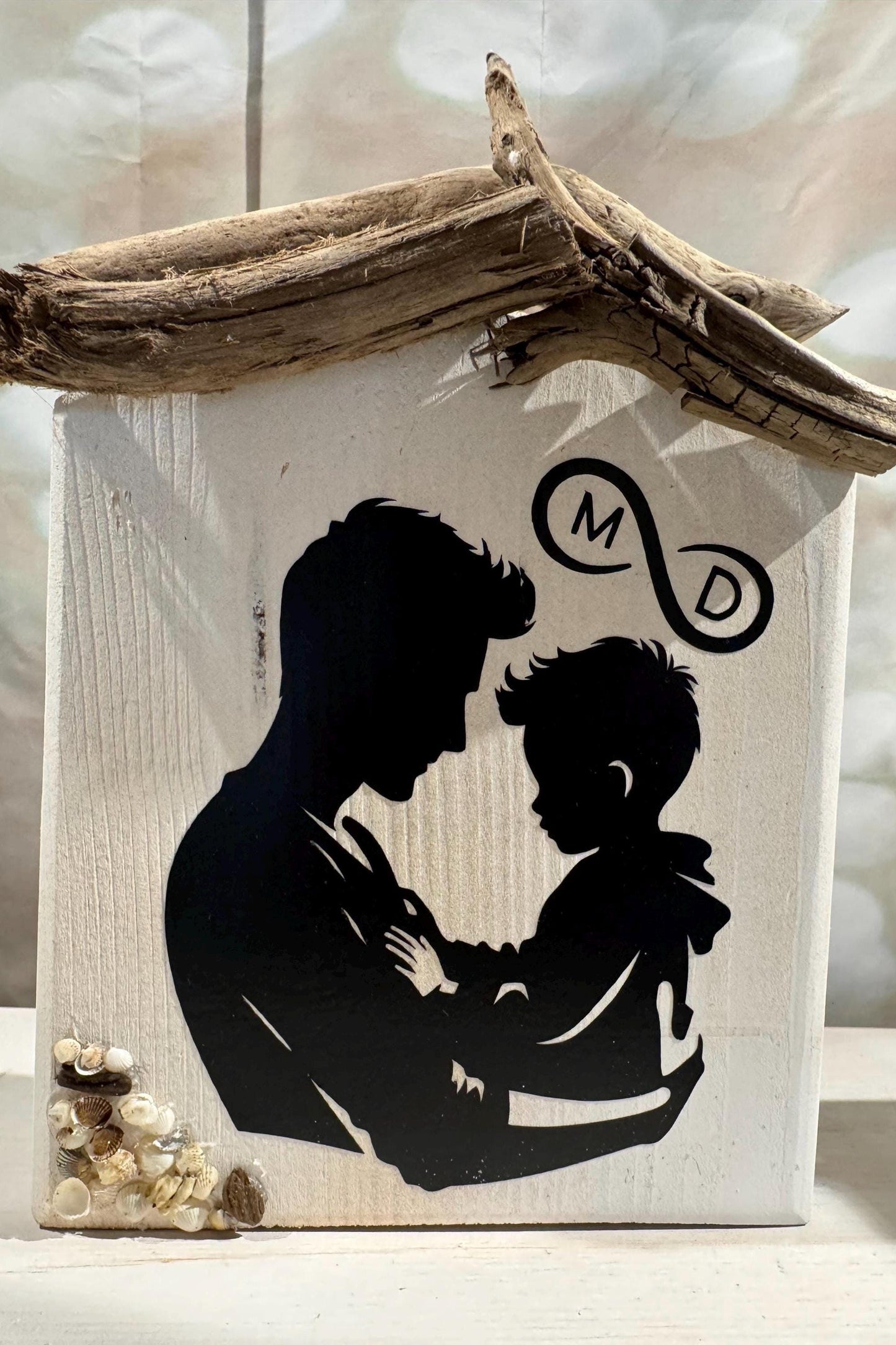 Personalisierbares Holzhaus mit Vater-und-Sohn Silhouette, Initialen und Treibholz-Dach - maritime Dekoration