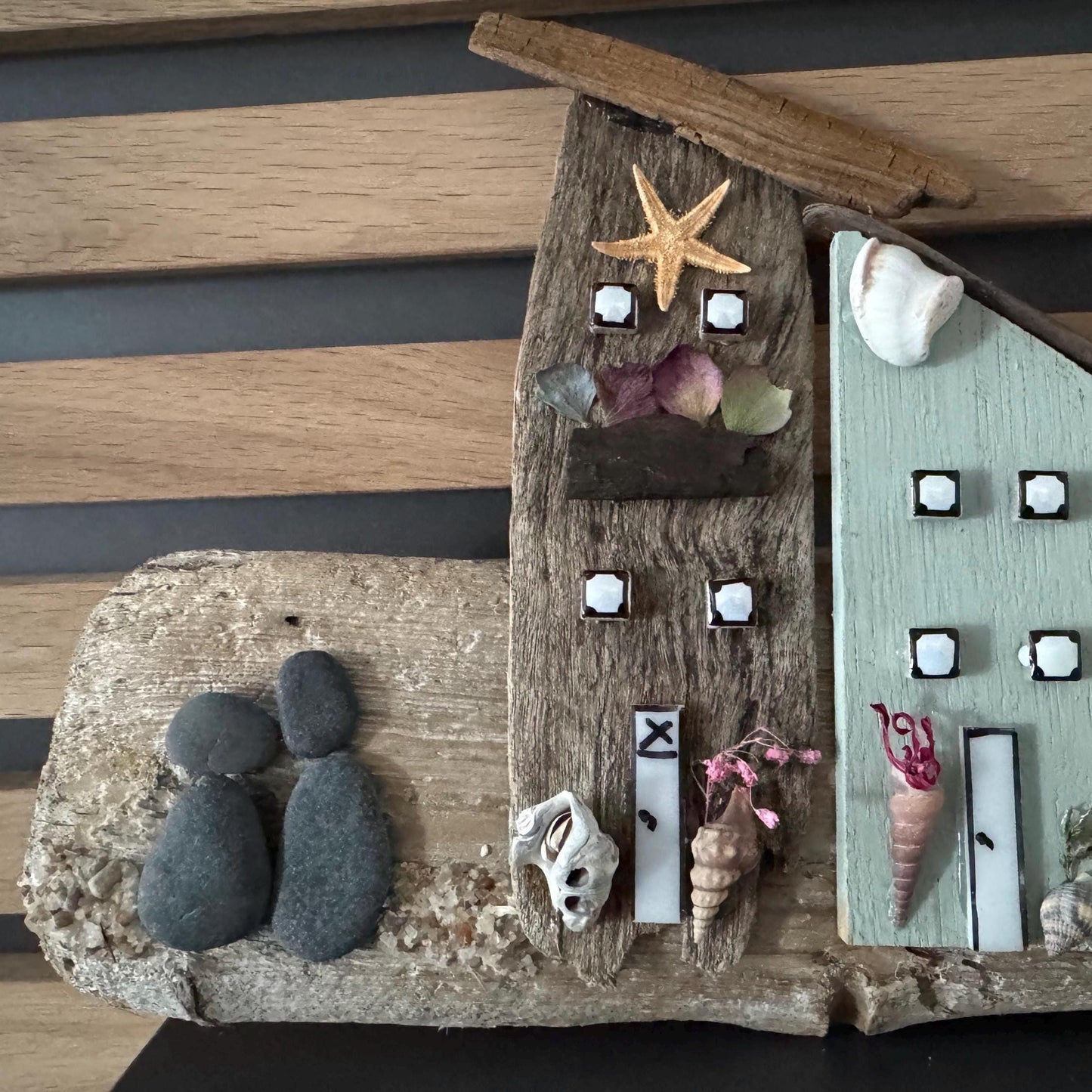 Nahaufnahme maritimer Häuser aus Holz mit Muscheln und Seestern auf Treibholz von Treibholzzauber79