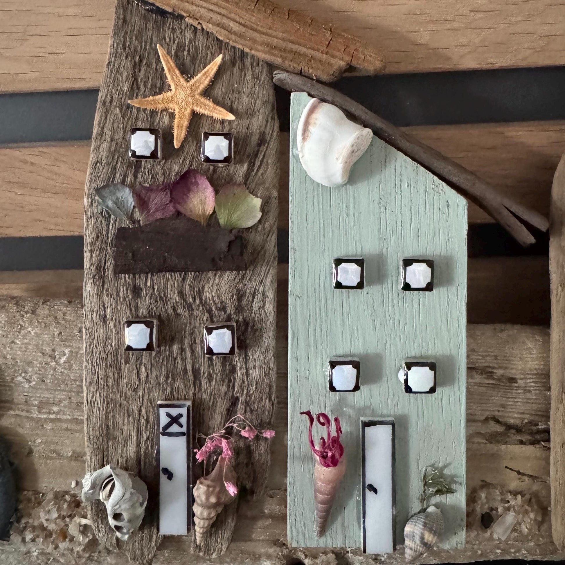 Detail Treibholzhaus mit Seestern, Fenstern und Muscheln handgefertigt von Treibholzzauber79