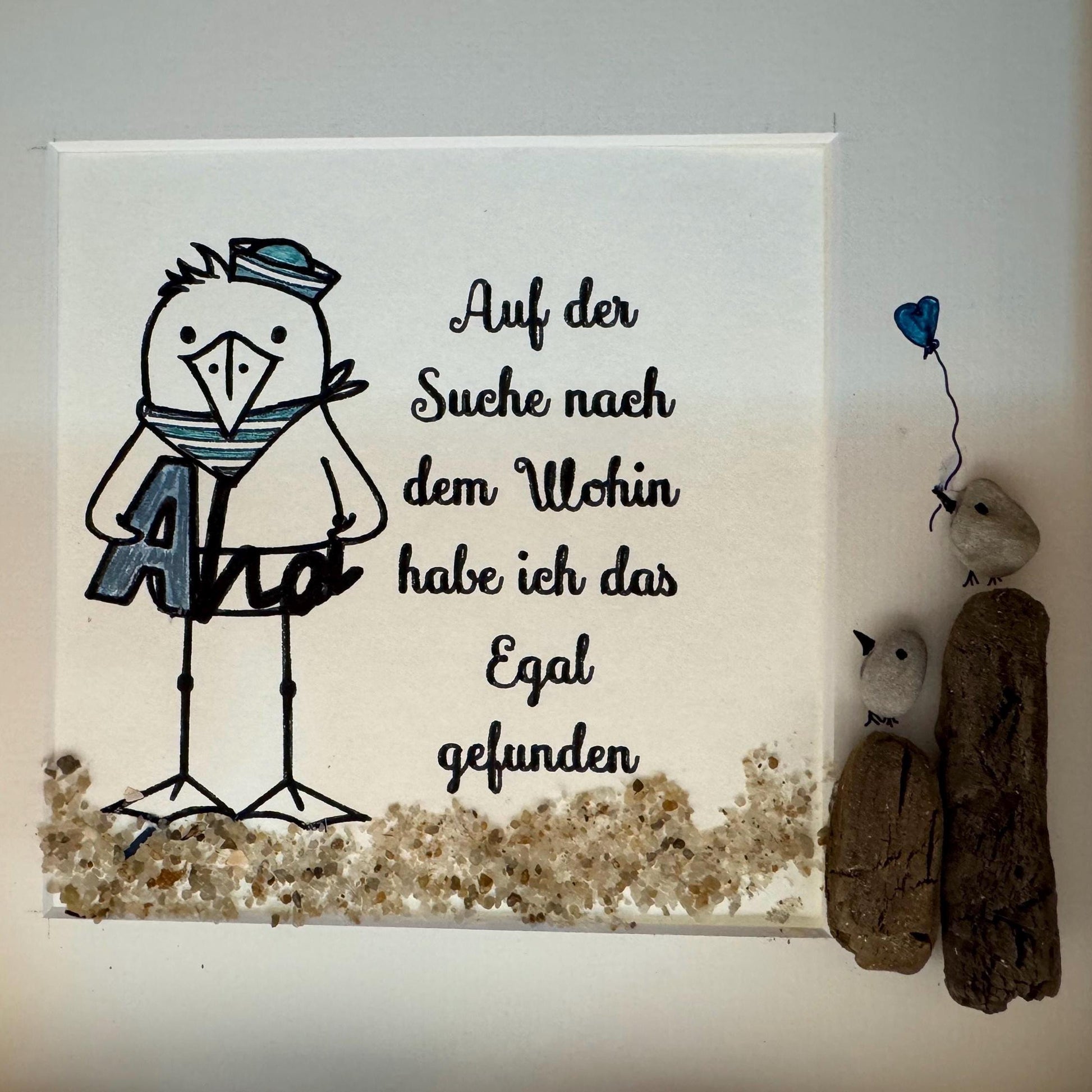 Gerahmtes Kunstwerk mit einem Cartoon-Vogel mit Matrosenmütze und Schal, mit dem Wort "Ahoi" von Treibholzzauber79