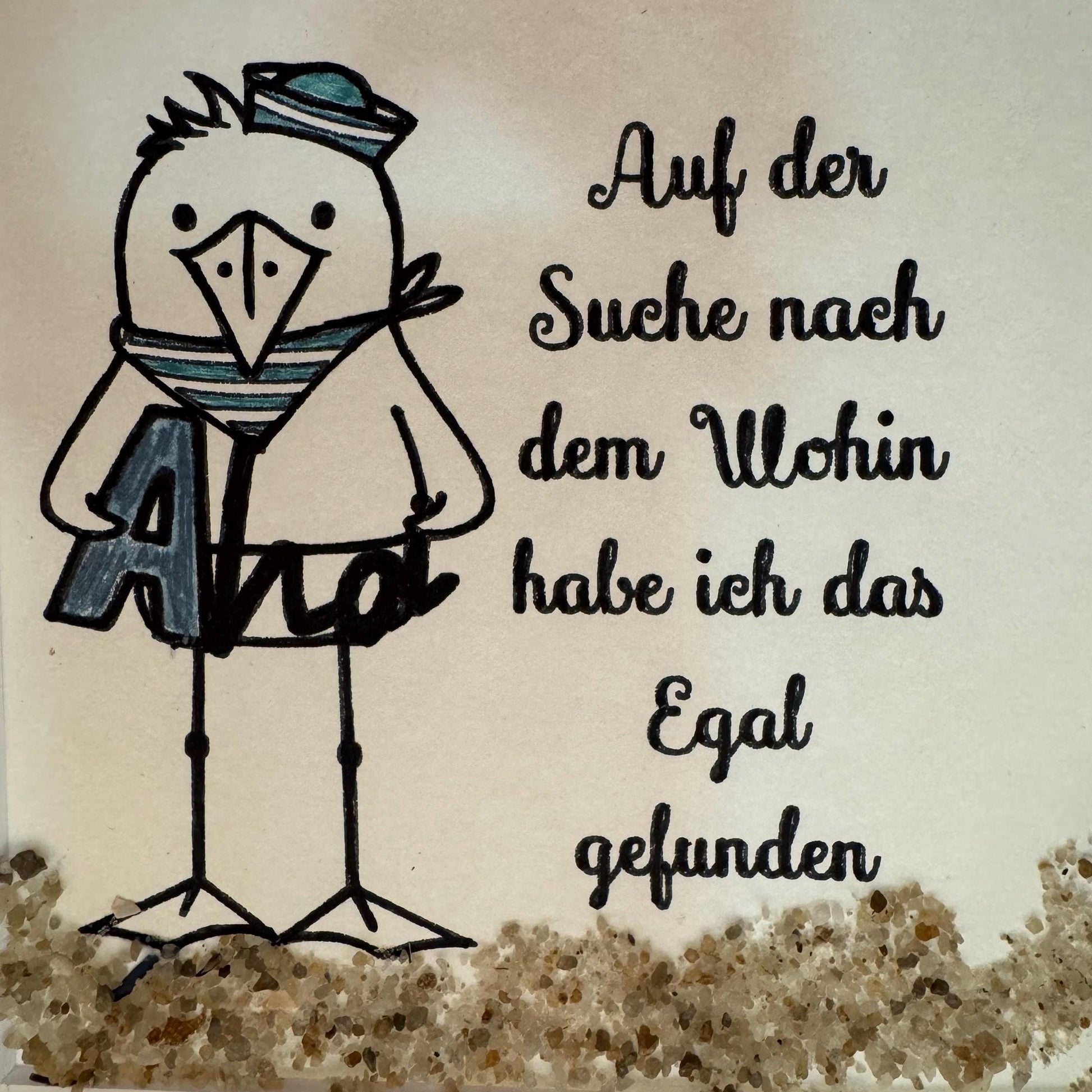 Eine skurrile Illustration eines Vogels mit Matrosenmütze und Schal, der das Wort "Ahoi" hält von Treibholzzauber79
