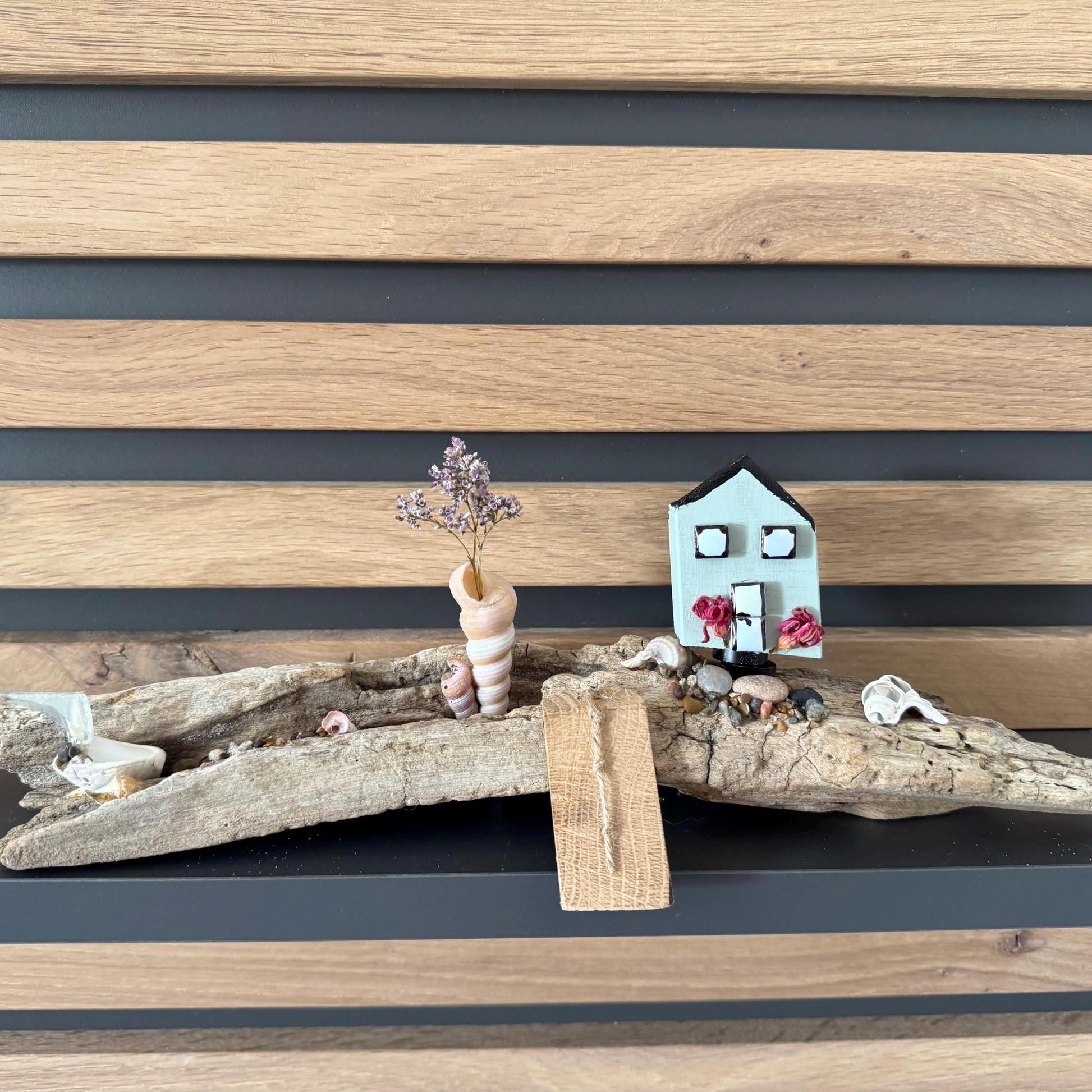 Treibholz Deko mit Haus & Muscheln | Maritime Deko 37 cm | Handgemachte nordische Küstendeko von Treibholzzauber79