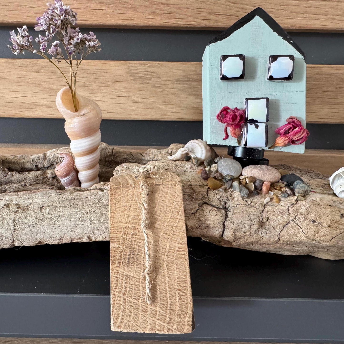 Treibholz Deko mit Haus & Muscheln | Maritime Deko 37 cm | Handgemachte nordische Küstendeko von Treibholzzauber79