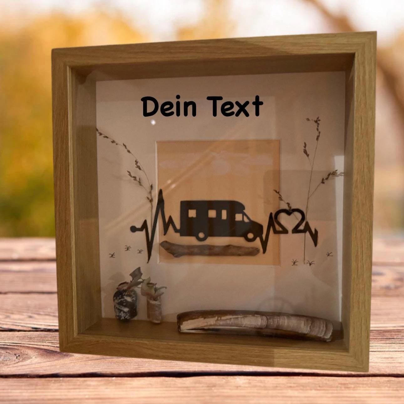 Personalisierter Bilderrahmen mit Wohnmobilmotiv und Steinbild 27 cm, dekoriert mit Treibholz der dänischen Küste.