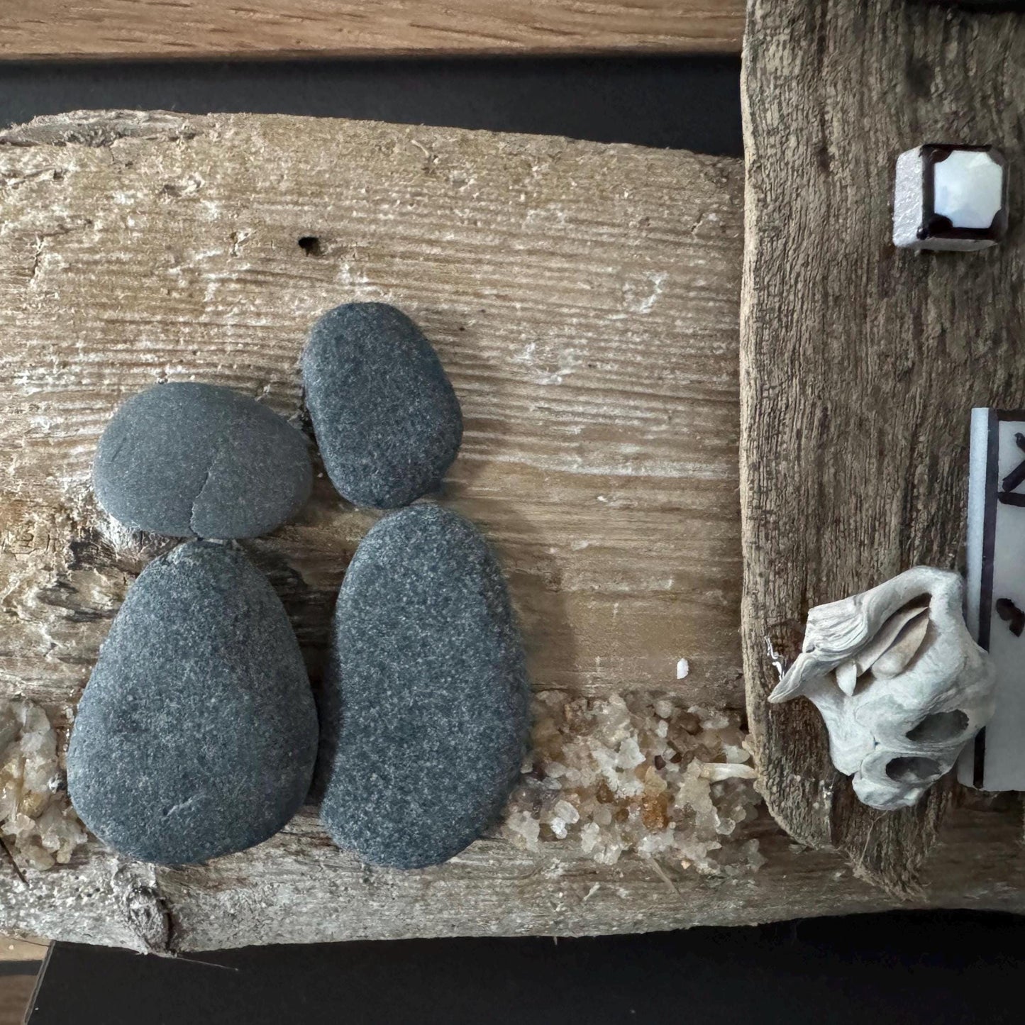 Detailaufnahme Steinpärchen auf Treibholz bei maritimer Wanddekoration von Treibholzzauber79